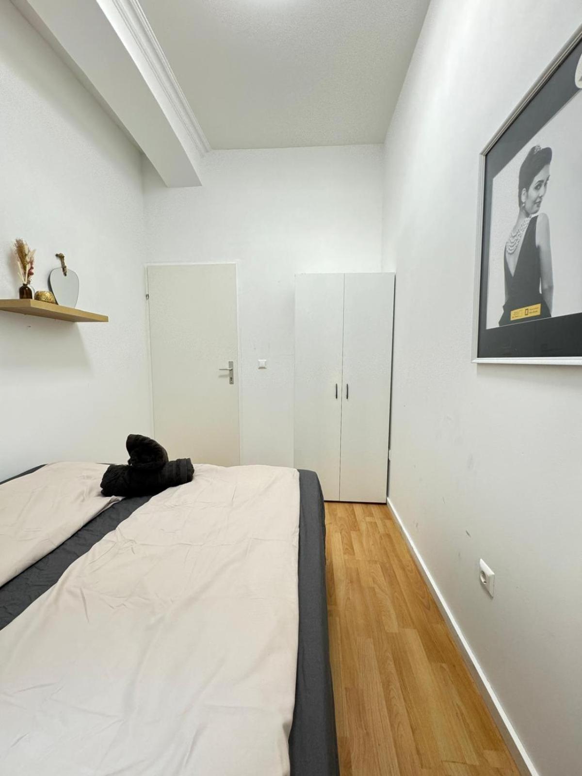 Urban 10-Bedroom Retreat, 8 Minutes from Rathausplatz