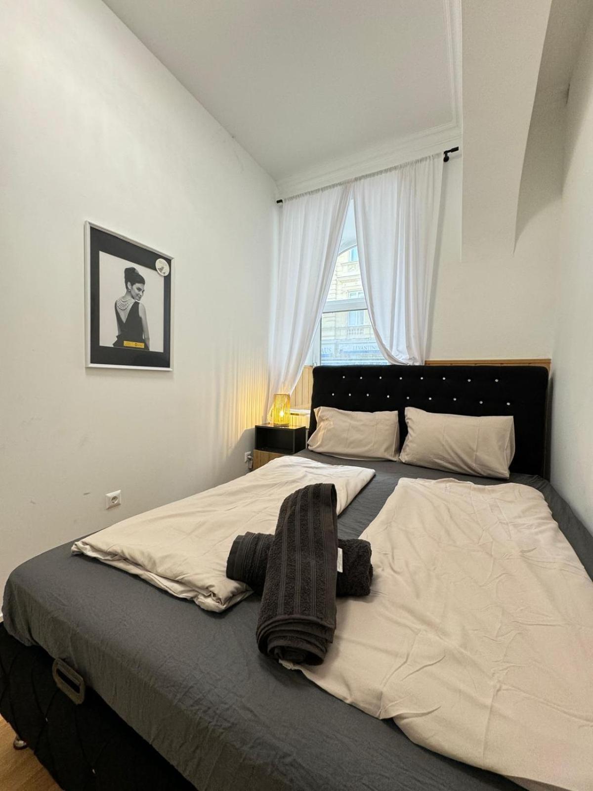 Urban 10-Bedroom Retreat, 8 Minutes from Rathausplatz