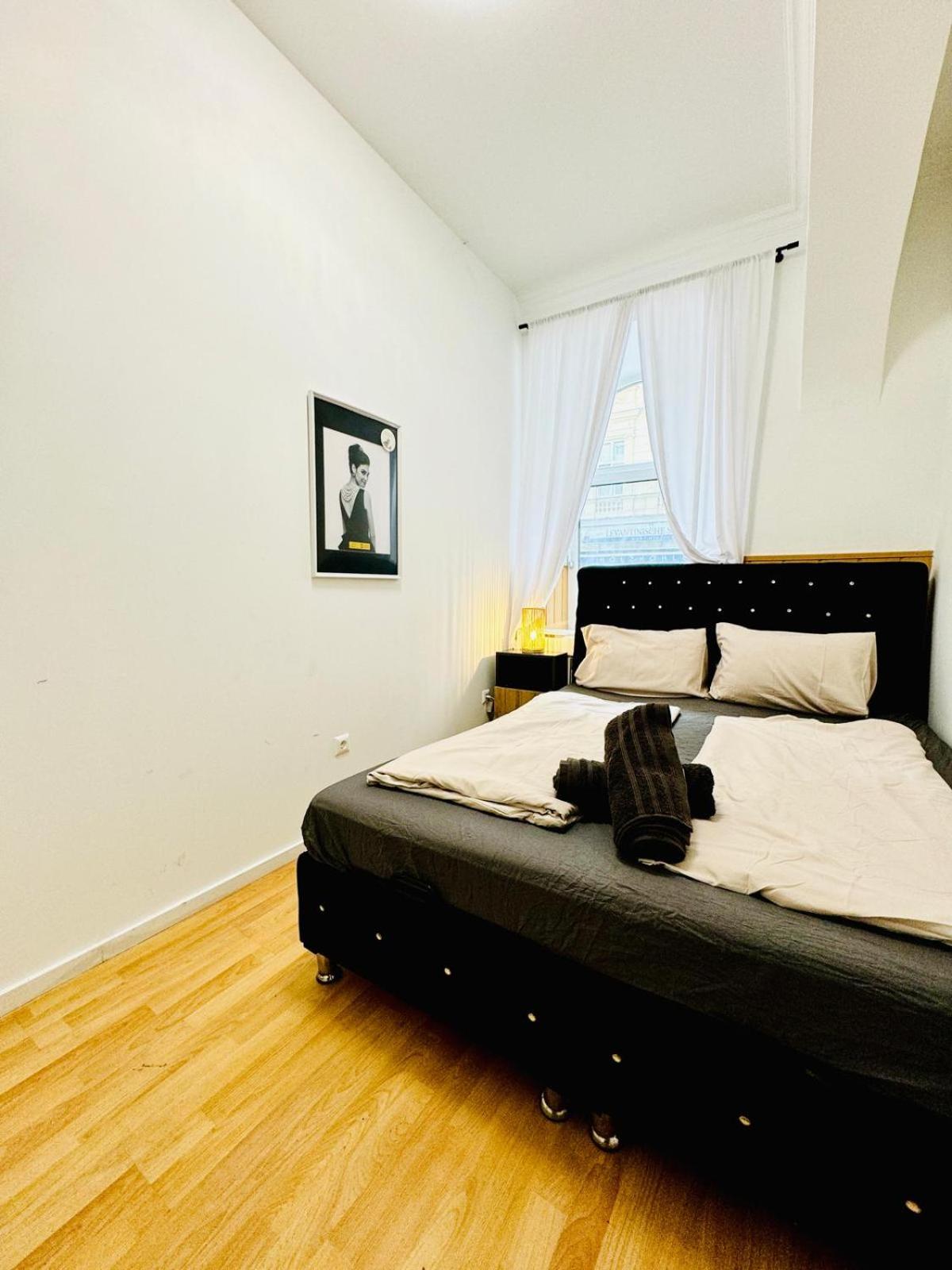 Urban 10-Bedroom Retreat, 8 Minutes from Rathausplatz