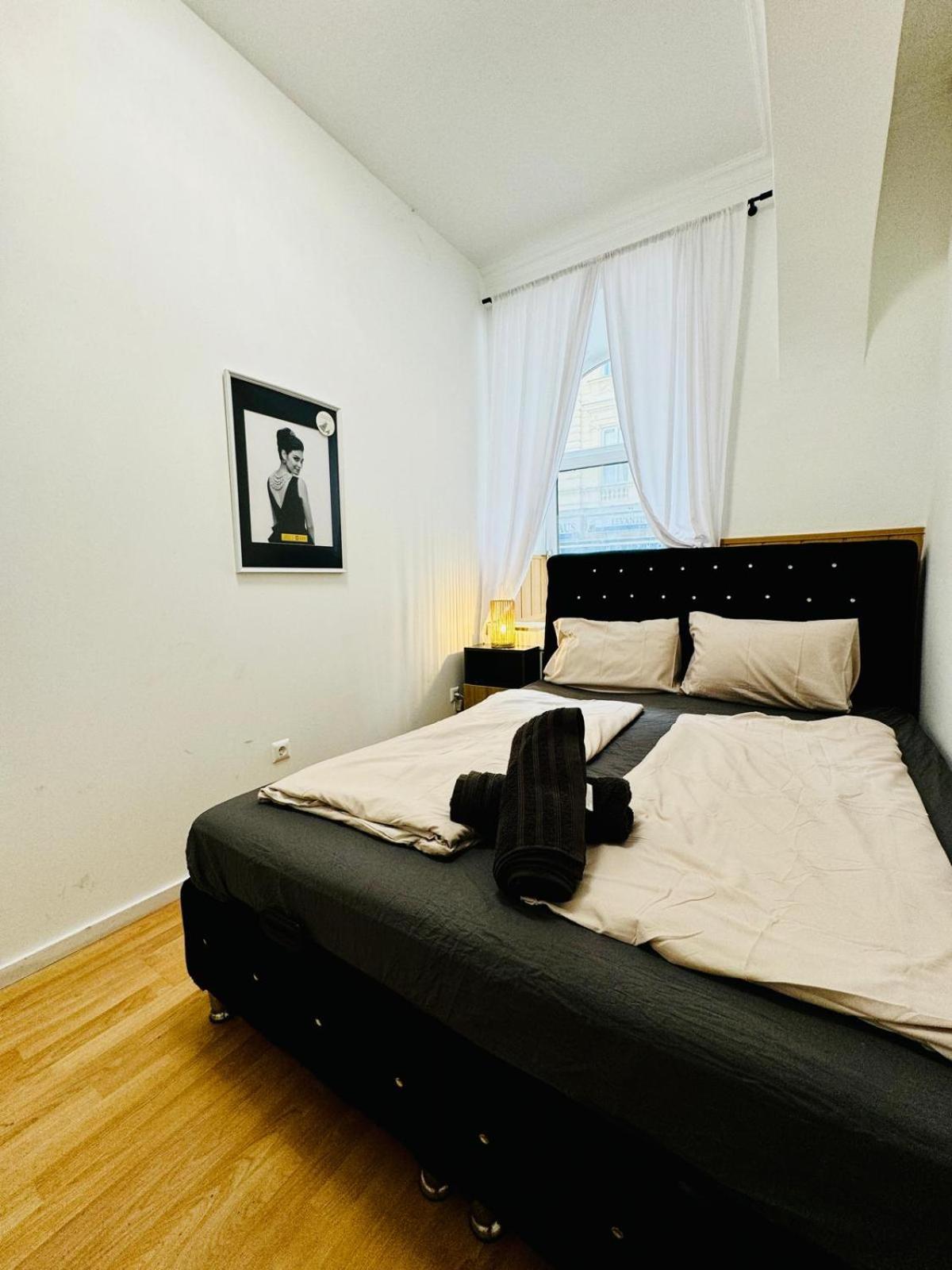 Urban 10-Bedroom Retreat, 8 Minutes from Rathausplatz