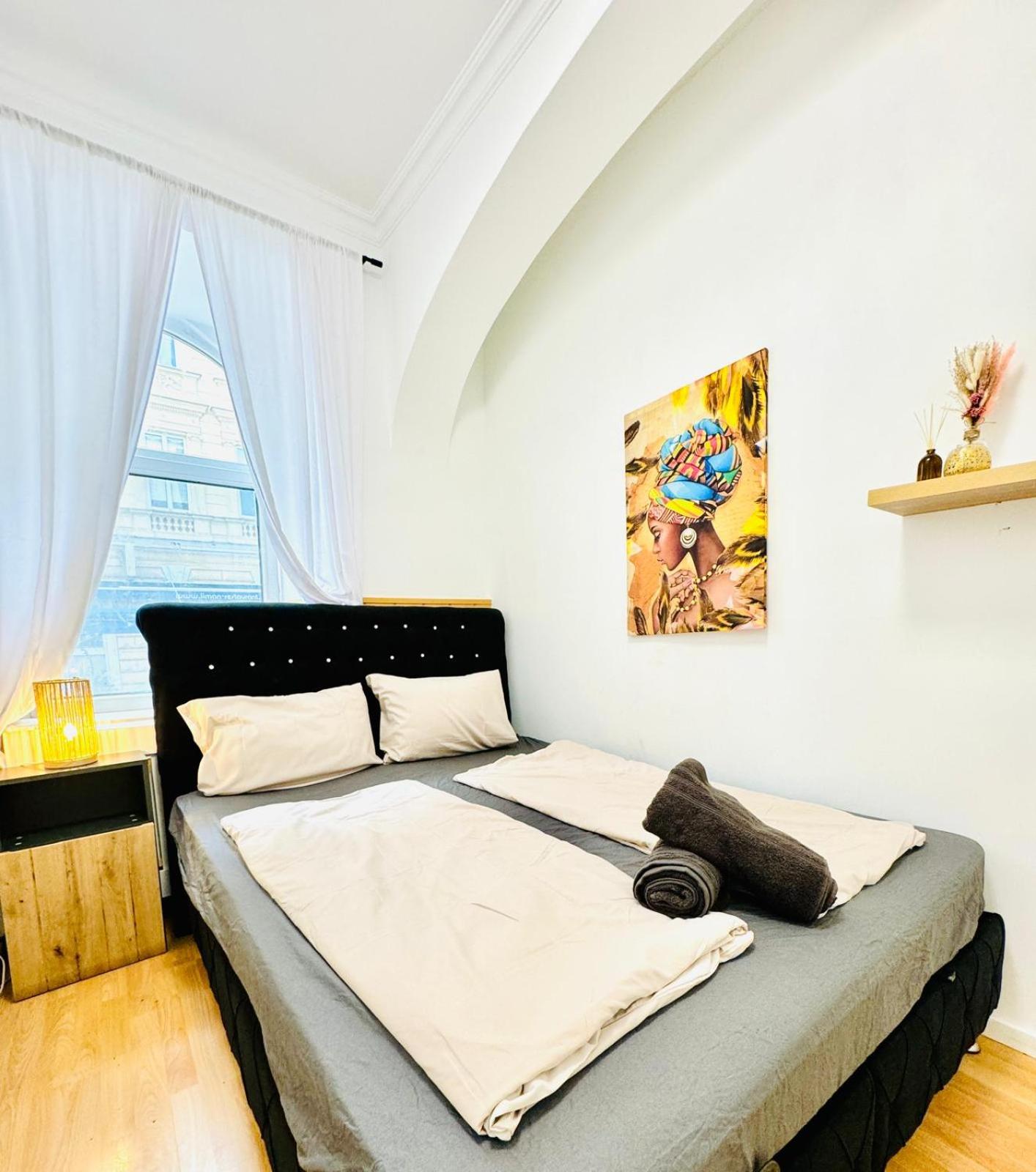 Urban 10-Bedroom Retreat, 8 Minutes from Rathausplatz