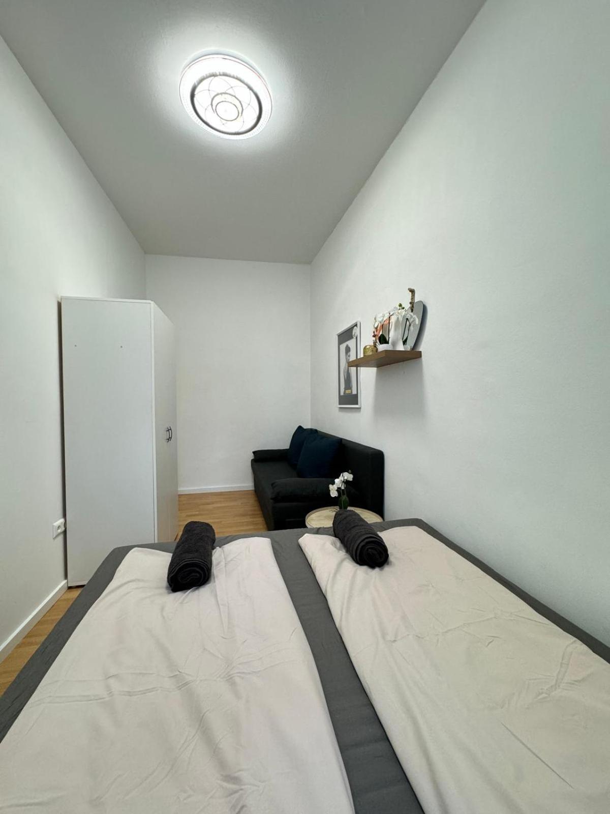 Urban 10-Bedroom Retreat, 8 Minutes from Rathausplatz