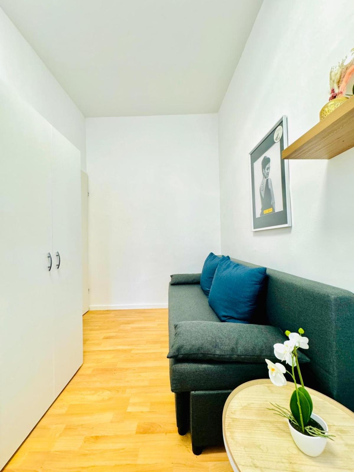 Urban 10-Bedroom Retreat, 8 Minutes from Rathausplatz