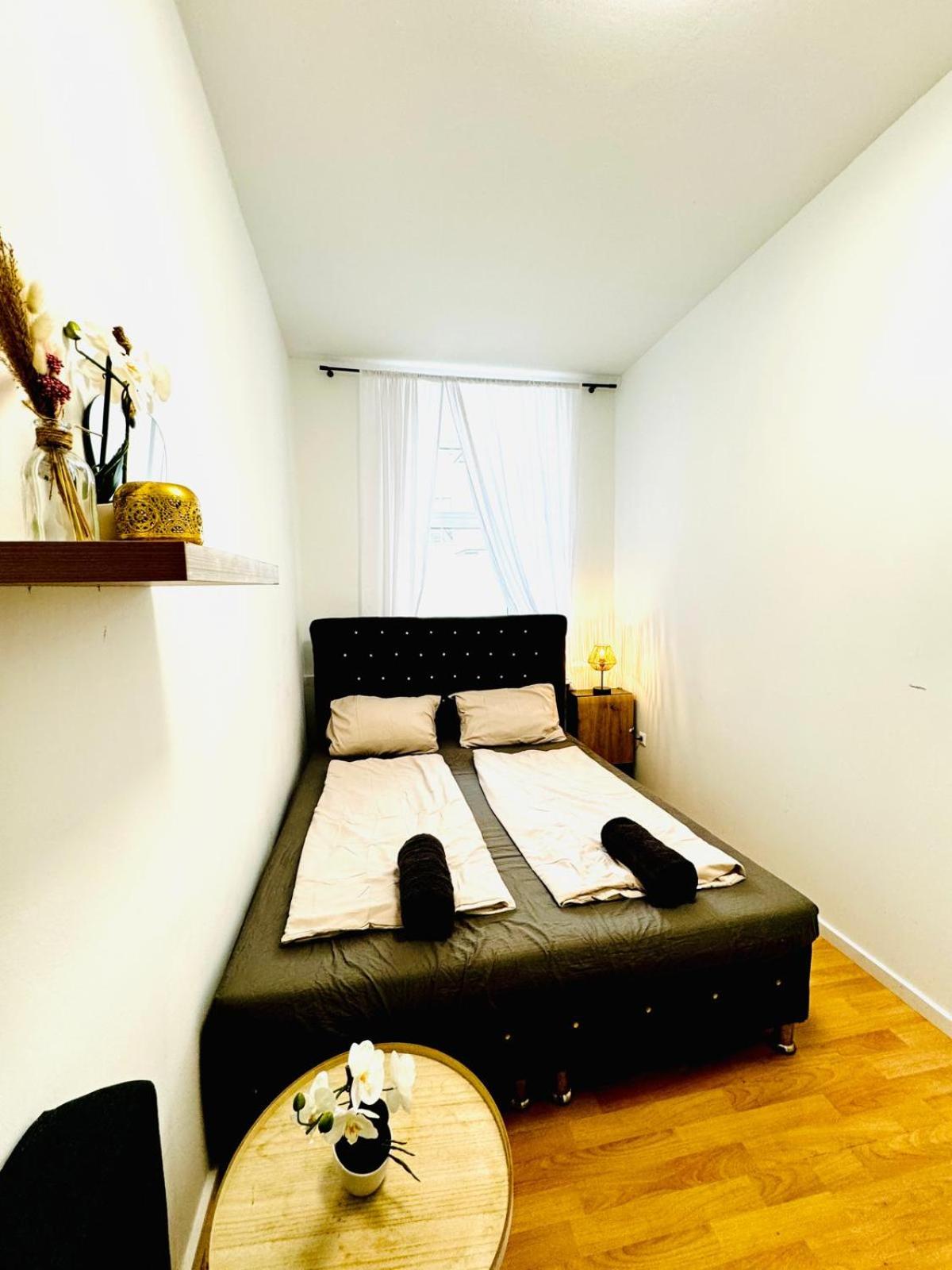 Urban 10-Bedroom Retreat, 8 Minutes from Rathausplatz