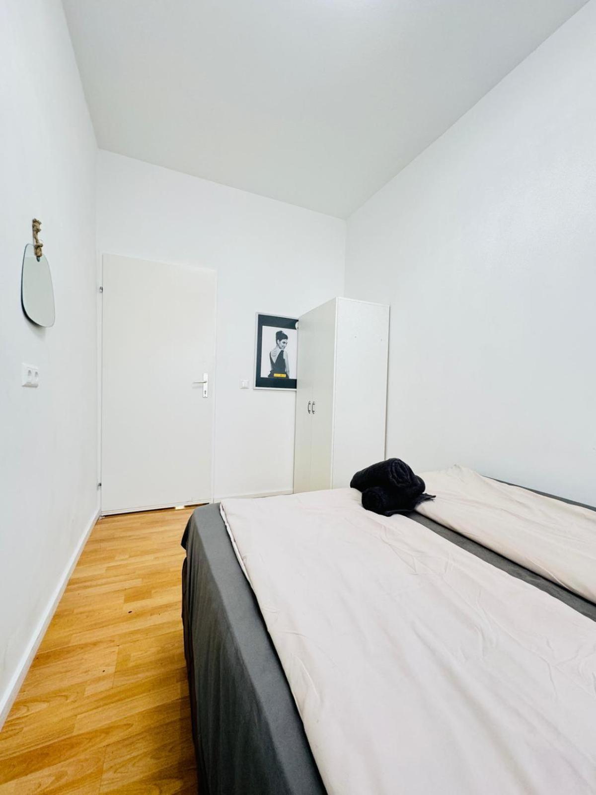 Urban 10-Bedroom Retreat, 8 Minutes from Rathausplatz