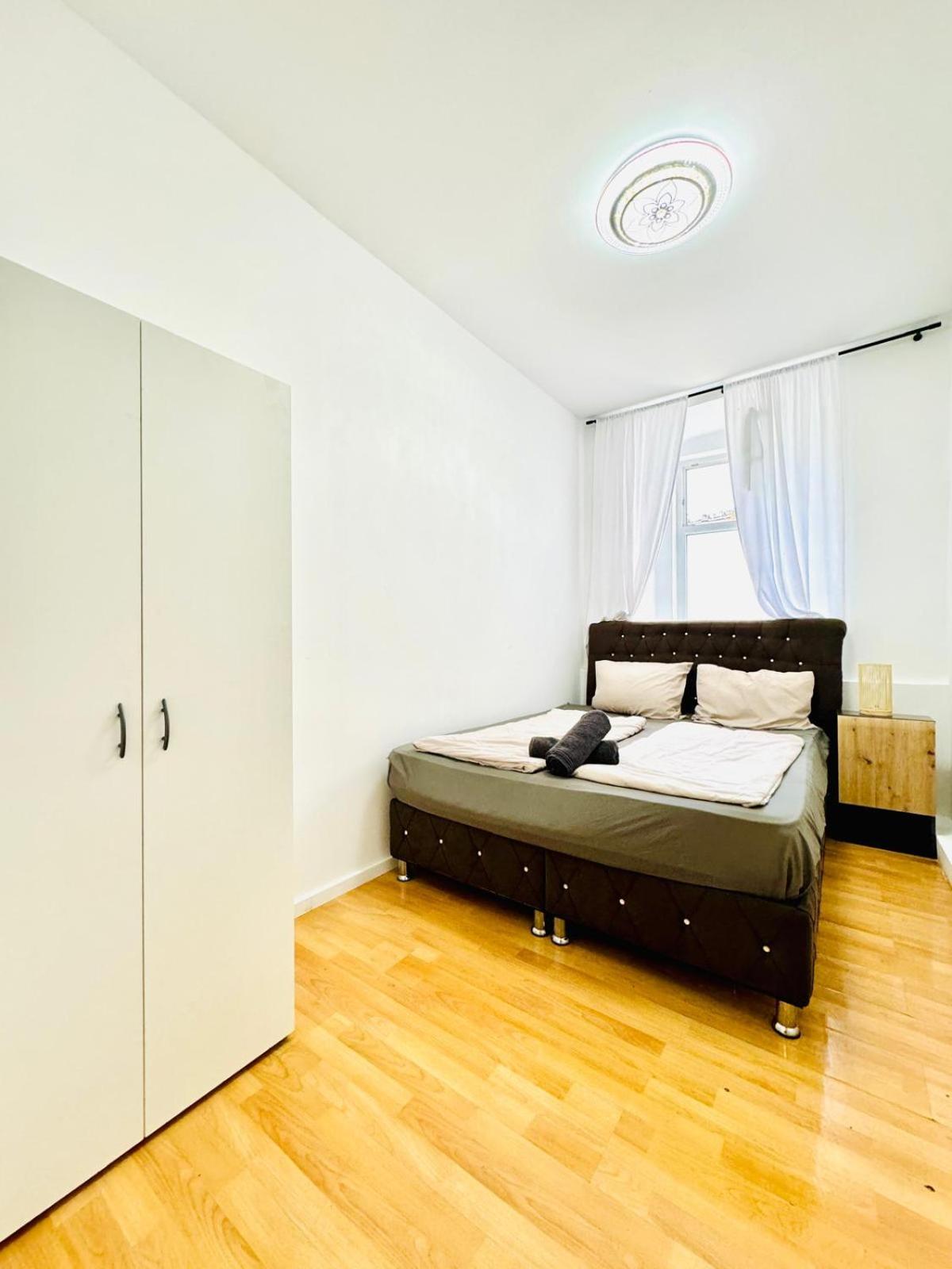 Urban 10-Bedroom Retreat, 8 Minutes from Rathausplatz