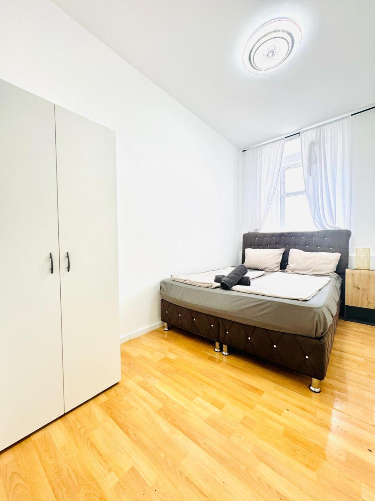 Urban 10-Bedroom Retreat, 8 Minutes from Rathausplatz