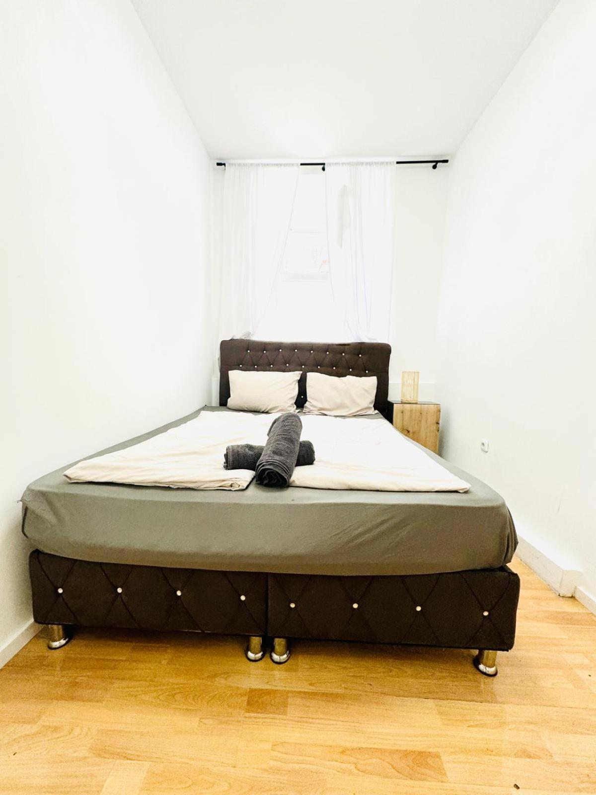 Urban 10-Bedroom Retreat, 8 Minutes from Rathausplatz