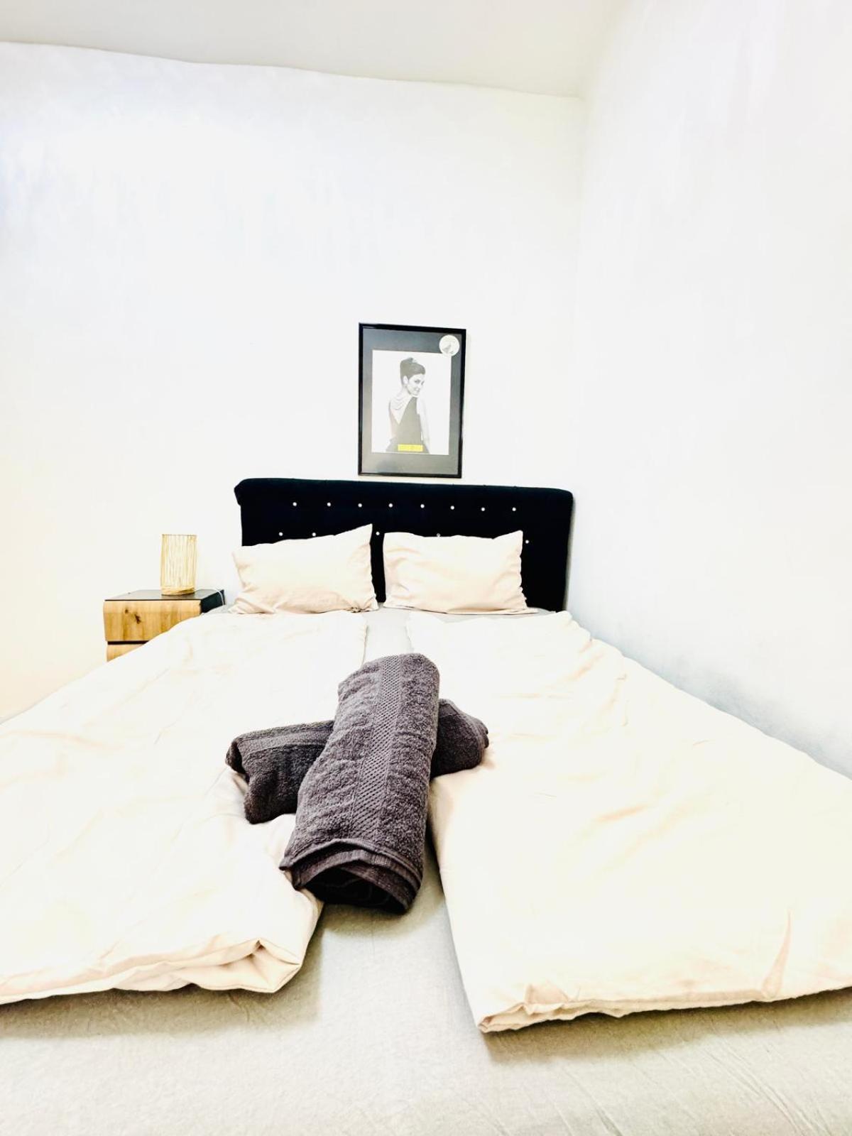 Urban 10-Bedroom Retreat, 8 Minutes from Rathausplatz