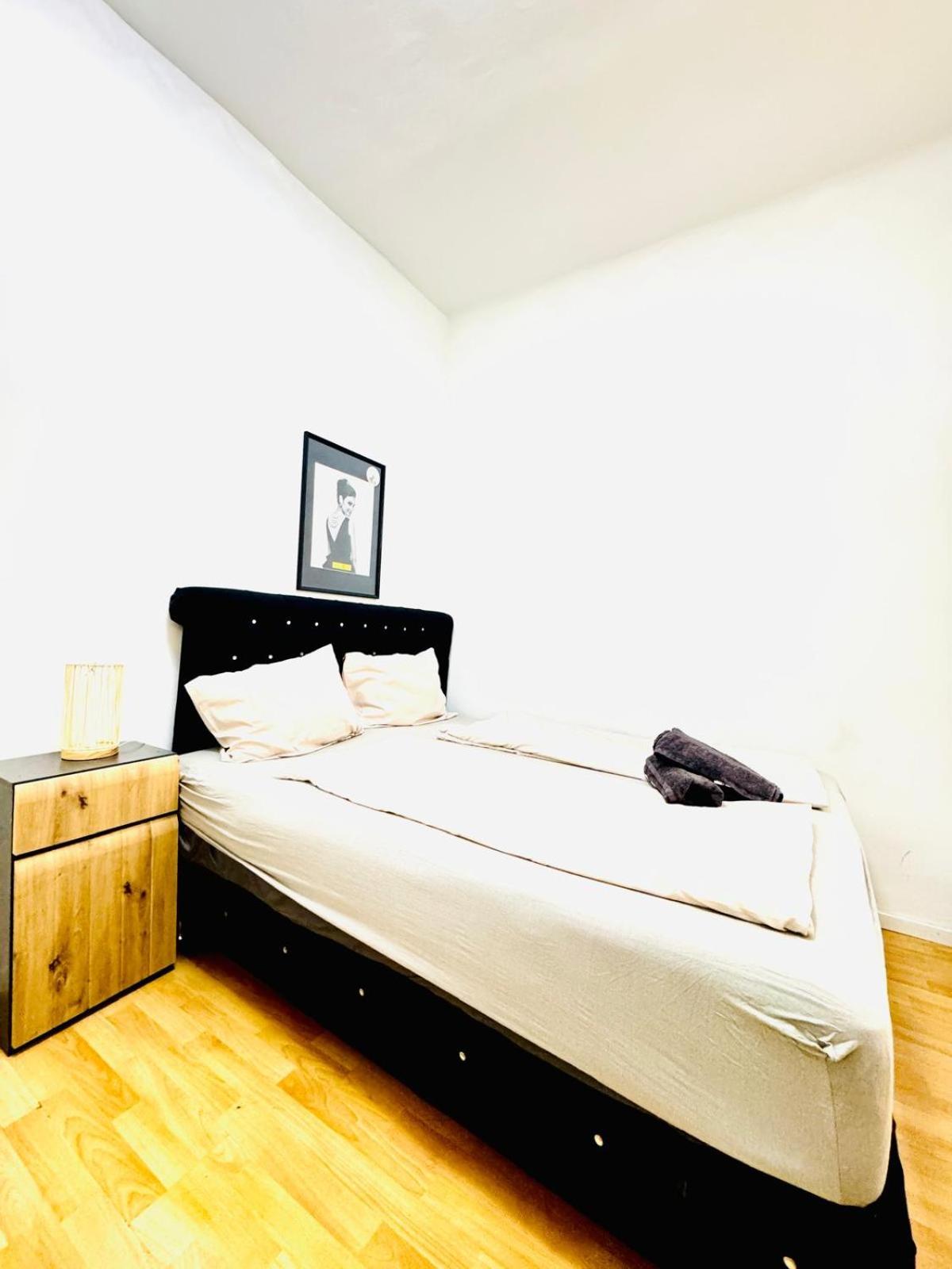 Urban 10-Bedroom Retreat, 8 Minutes from Rathausplatz