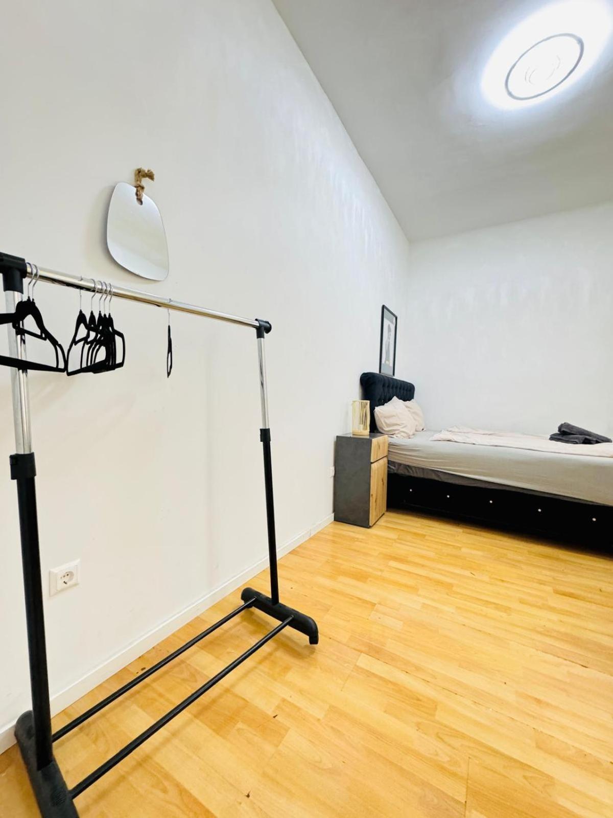 Urban 10-Bedroom Retreat, 8 Minutes from Rathausplatz