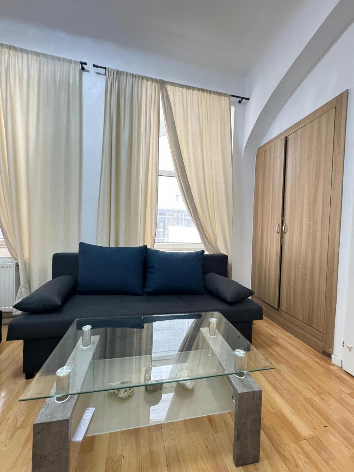 Urban 10-Bedroom Retreat, 8 Minutes from Rathausplatz