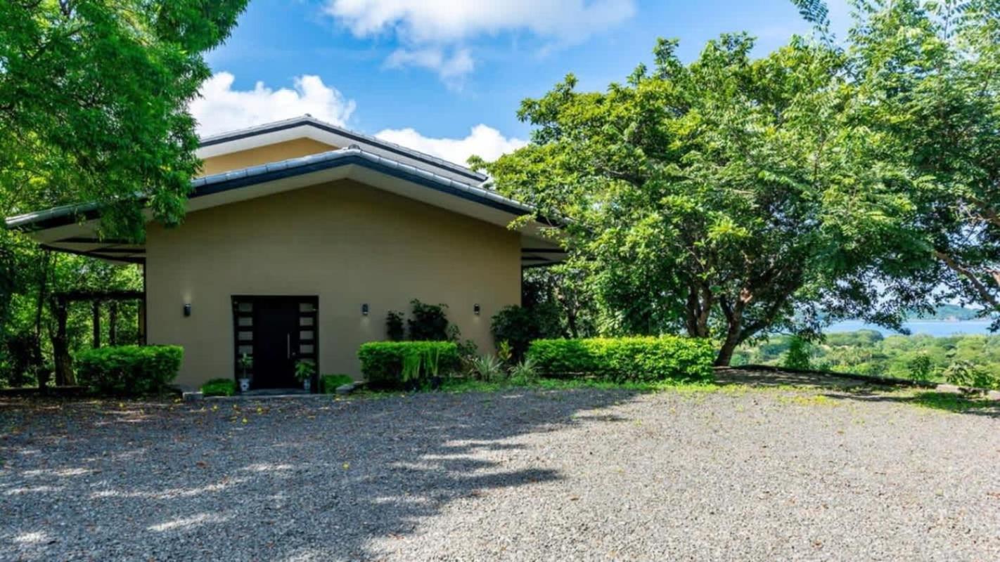 Nostalgic Retro Home on Luxurious Lot with a Private Infinity Pool and Ocean Views