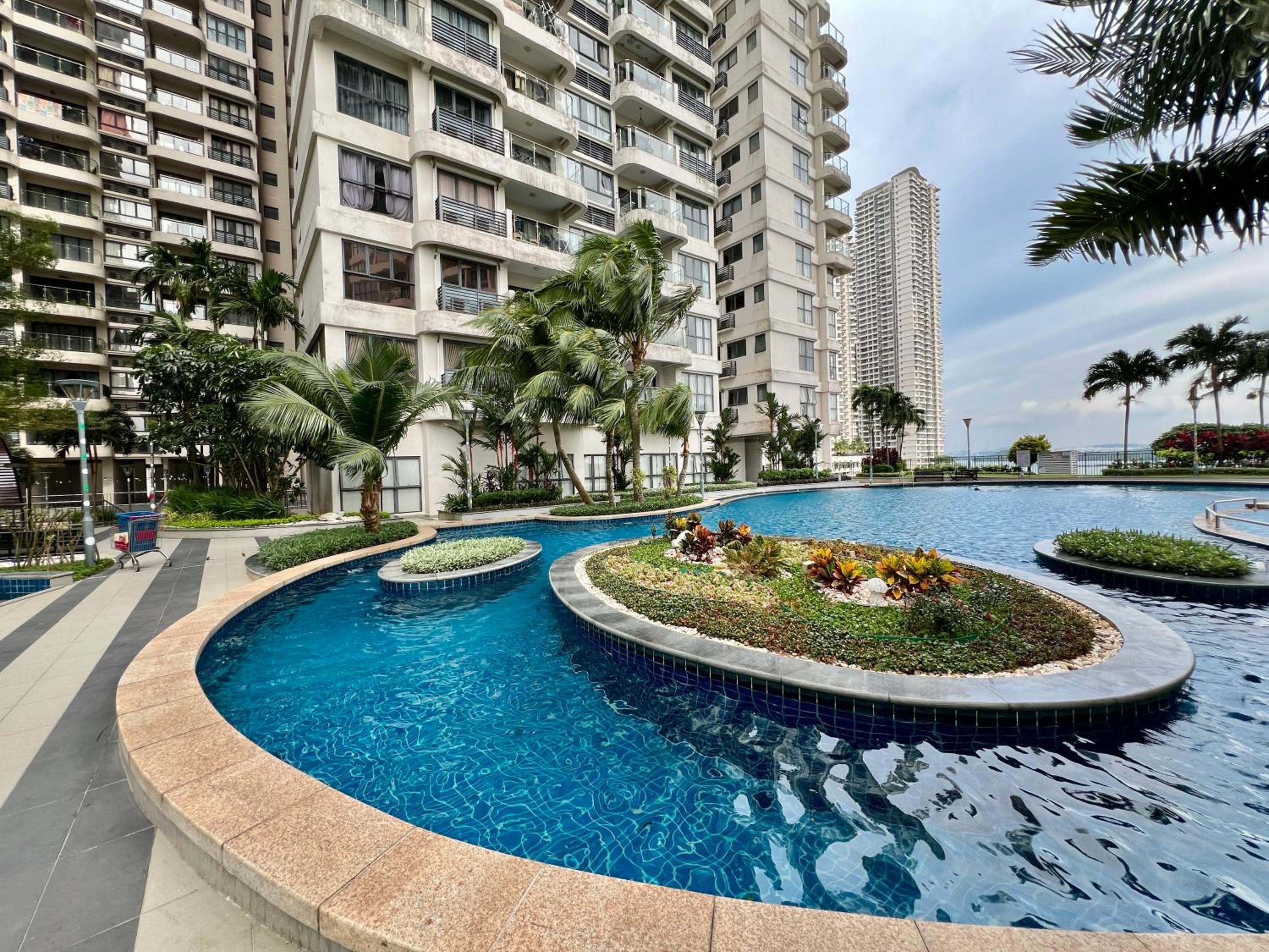 DangaBay 2R 4pax with Balcony Seaview near CIQ by Wehome