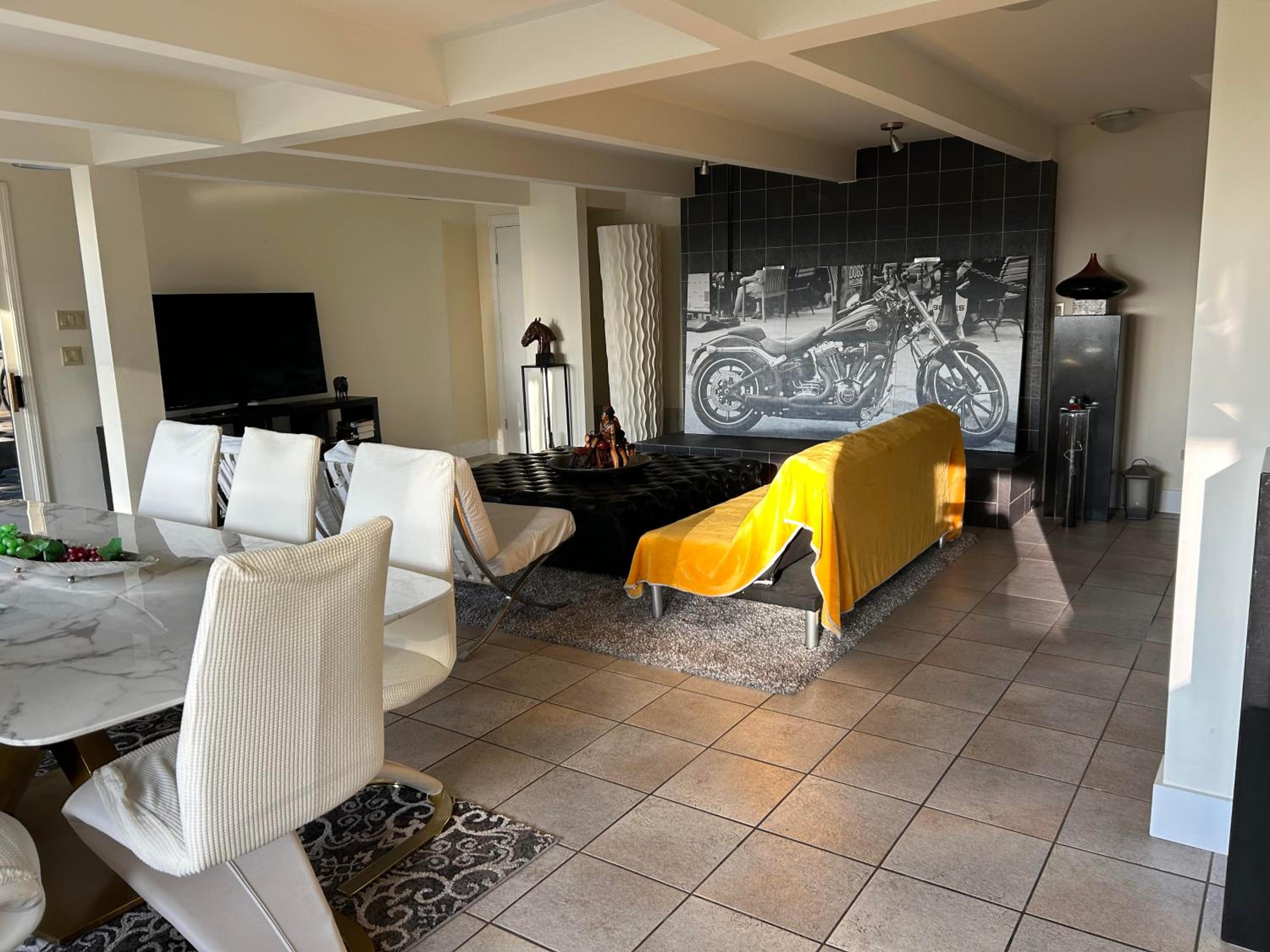 Grouse Cheerful large private bedroom, bath, shared deck, pool, hot tub