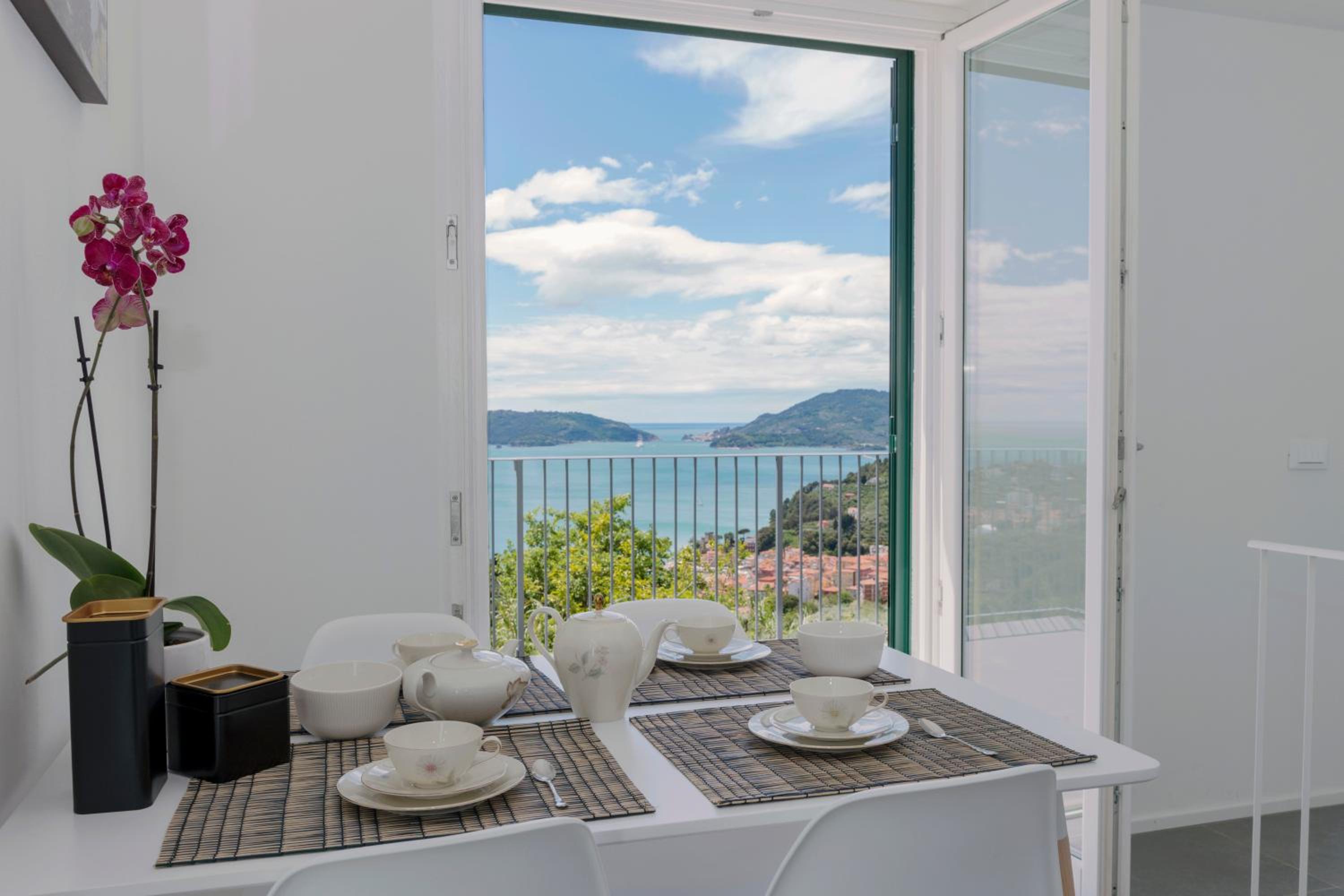 "Pini House", inside a Private Park, shared Pool, Tennis court with rackets, AC, Parking next home and Parking in Lerici! photo 3