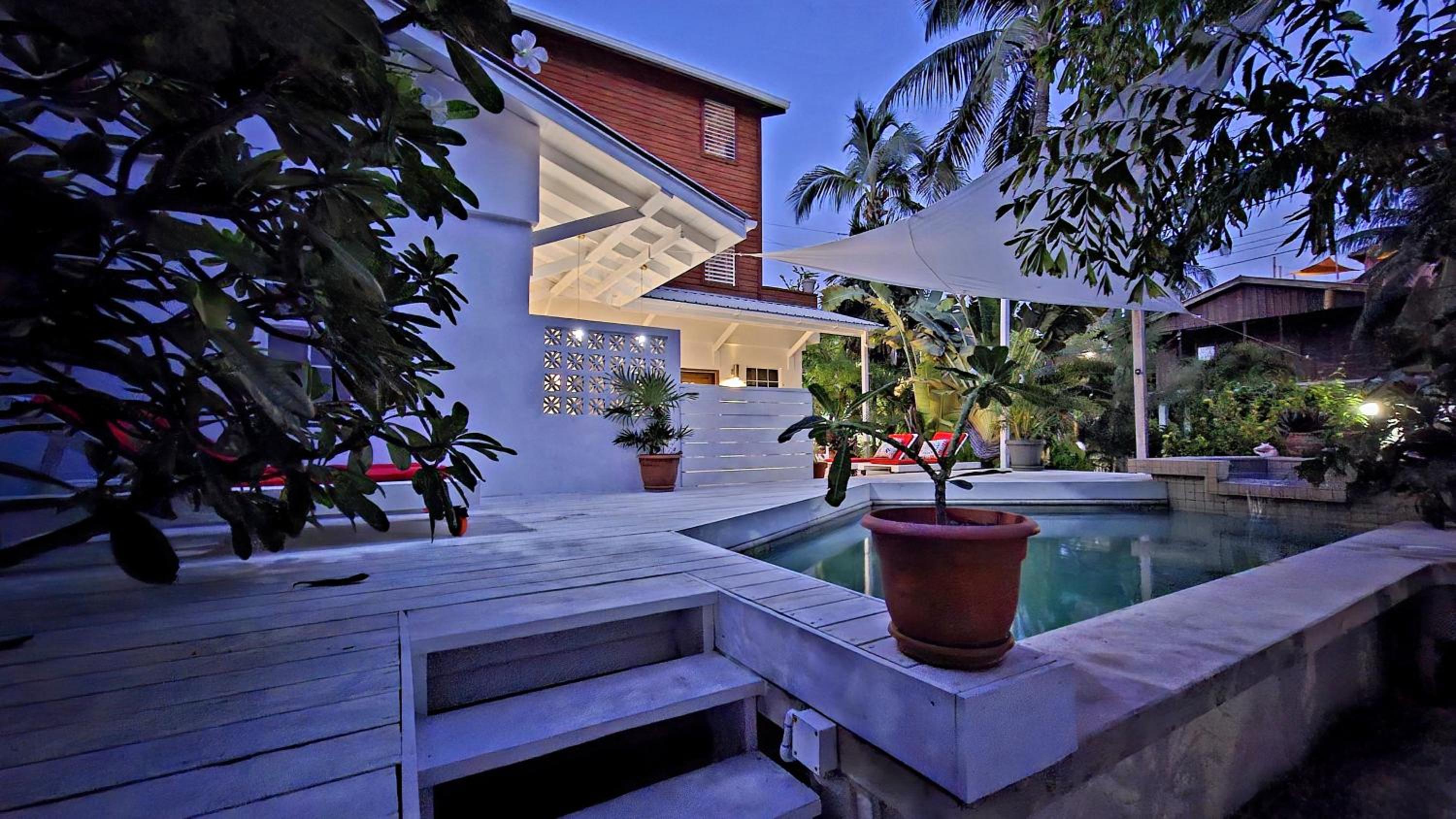 Amanda's Place Yellow Studio - Pool and Tropical garden