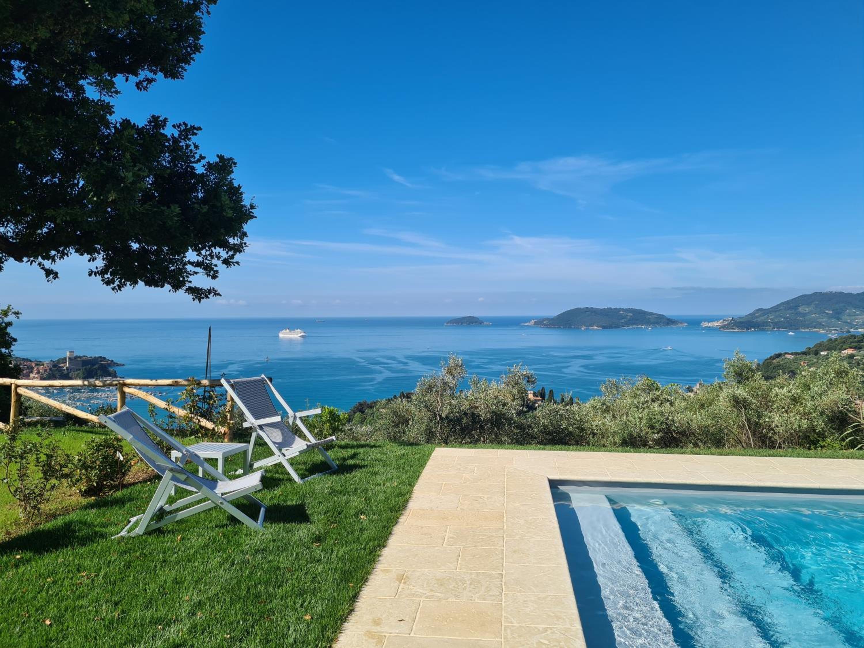"Pini House", inside a Private Park, shared Pool, Tennis court with rackets, AC, Parking next home and Parking in Lerici! photo 2
