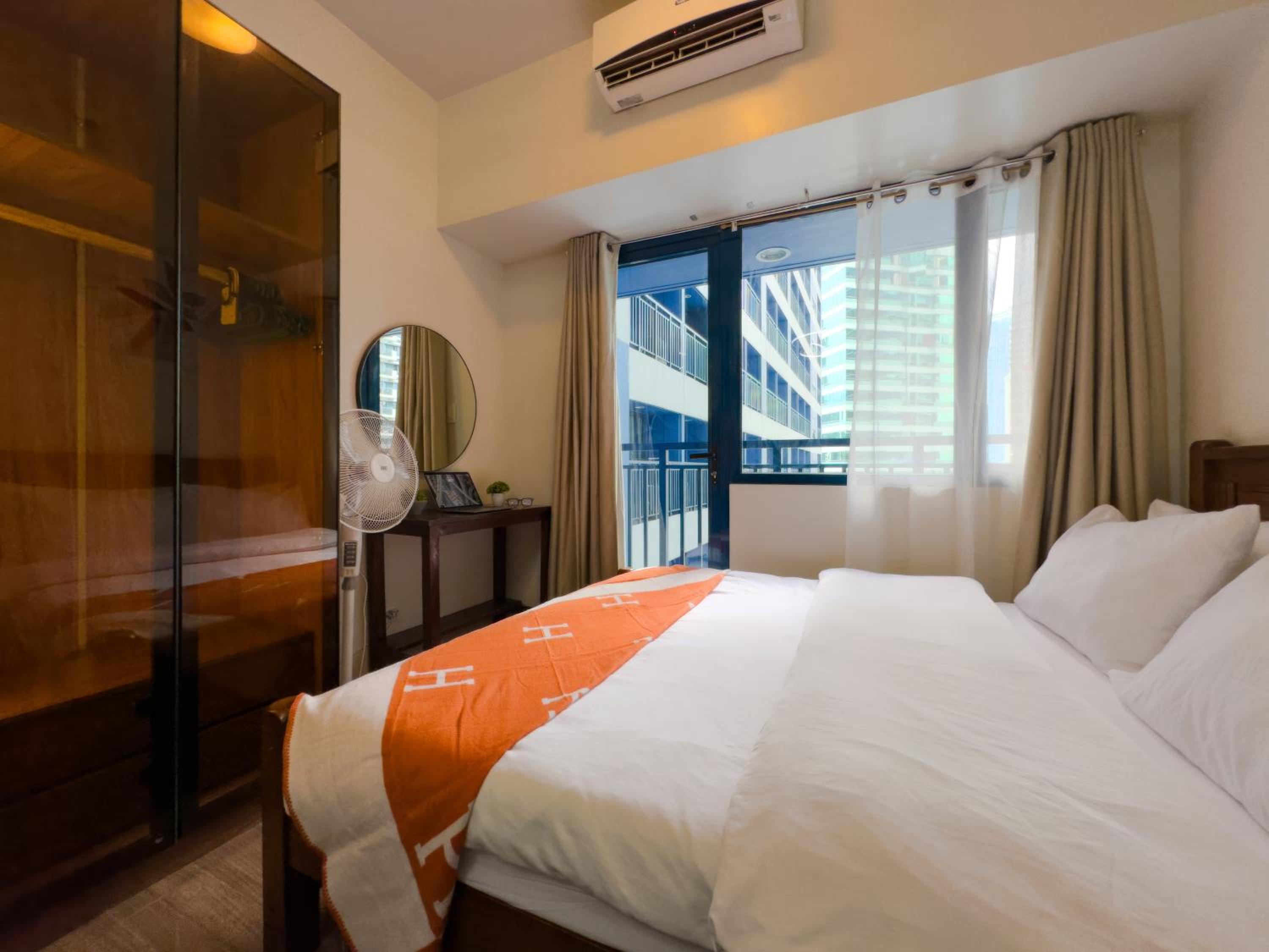 1BR Makati, Air Residences M008 view 2