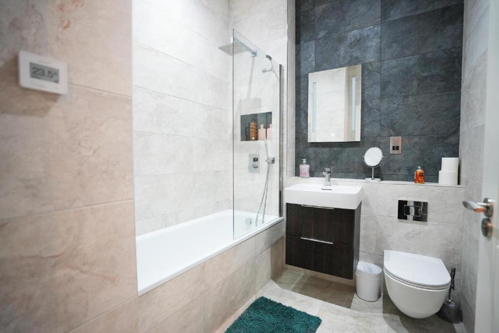 172 - 174 Wood Lane - Ground floor Two bedroom Apartment with Garden view 3