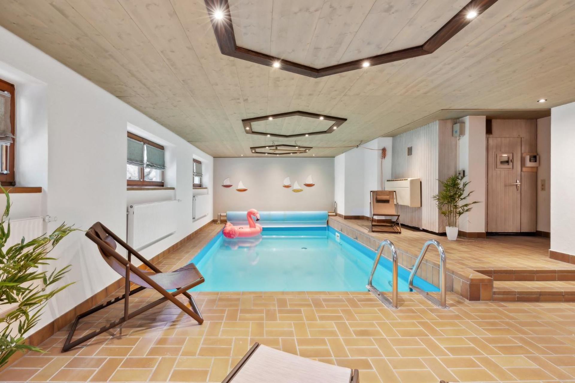 Luxus-Villa mit Indoorpool, Sauna & offenem Kamin view 3