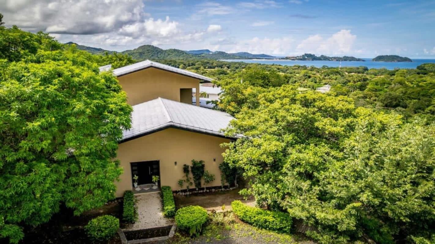 Nostalgic Retro Home on Luxurious Lot with a Private Infinity Pool and Ocean Views