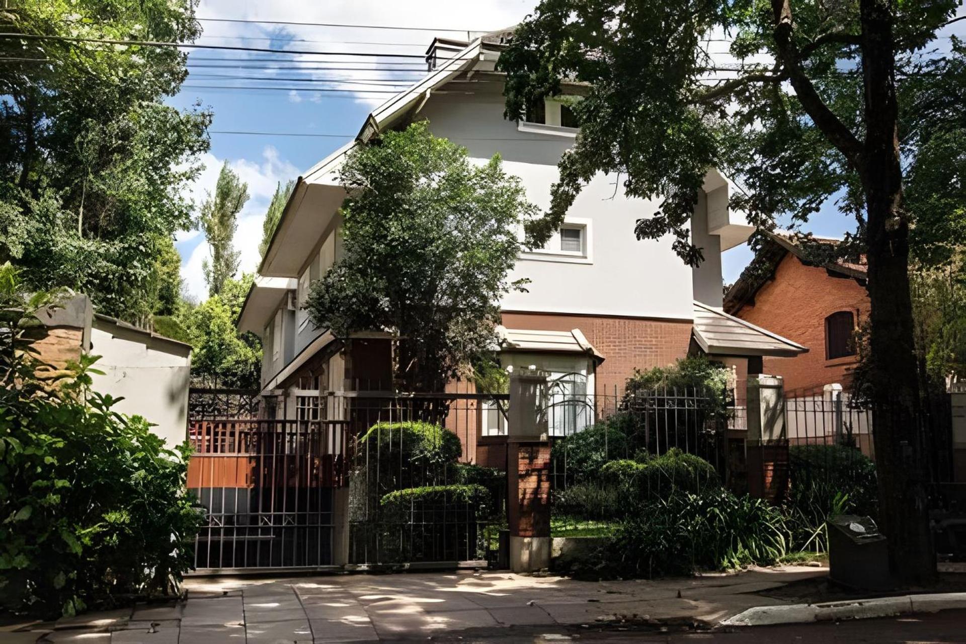 Rosa Casa Lake's House