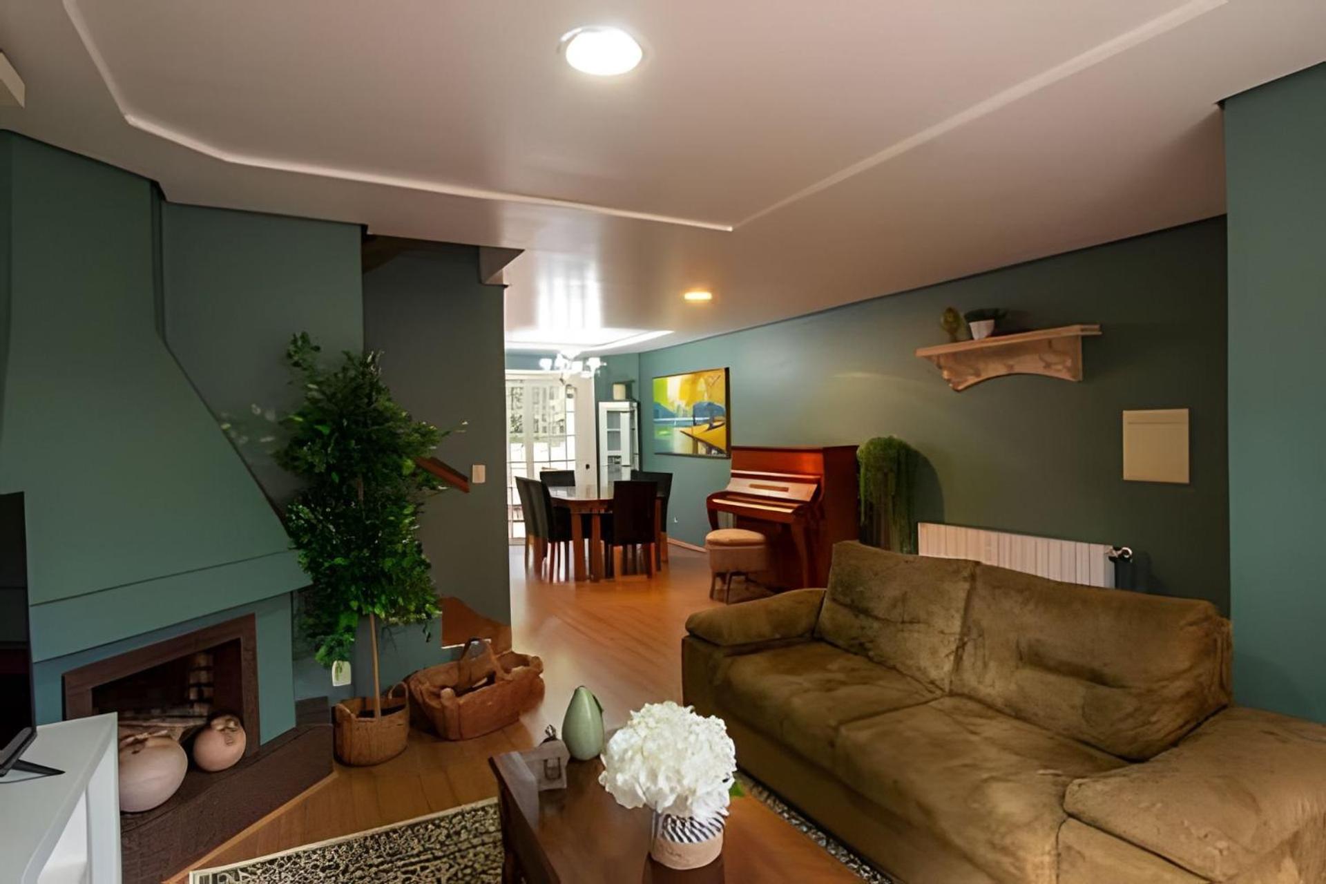 Rosa Casa Lake's House