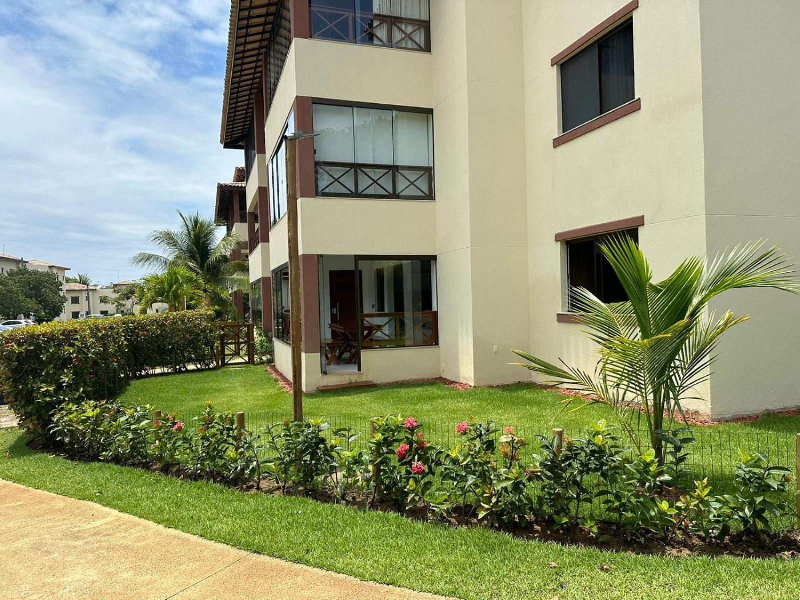 Cond Genipabu Club House a 900mts Praia Guarajuba com Jardim, 3 Quartos, Vagas de Garagem e Cozinha totalmente Equipada
