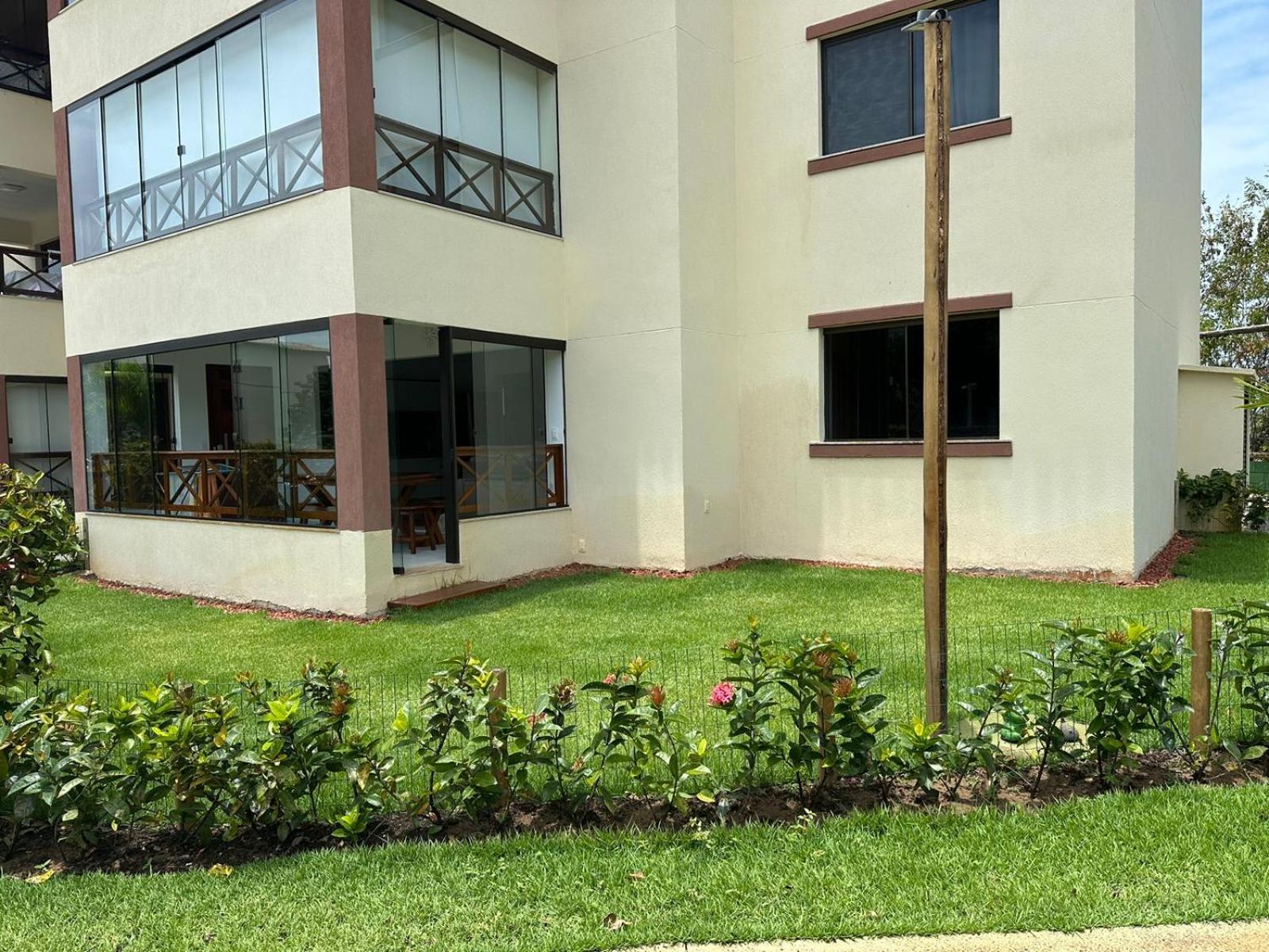 Cond Genipabu Club House a 900mts Praia Guarajuba com Jardim, 3 Quartos, Vagas de Garagem e Cozinha totalmente Equipada
