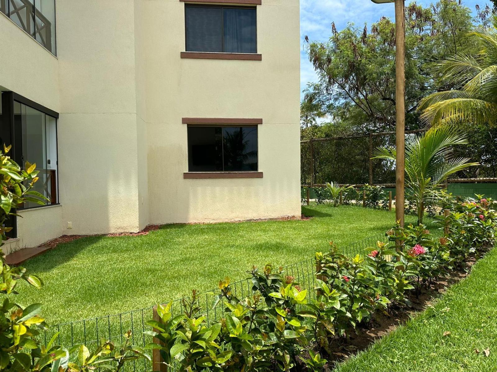 Cond Genipabu Club House a 900mts Praia Guarajuba com Jardim, 3 Quartos, Vagas de Garagem e Cozinha totalmente Equipada