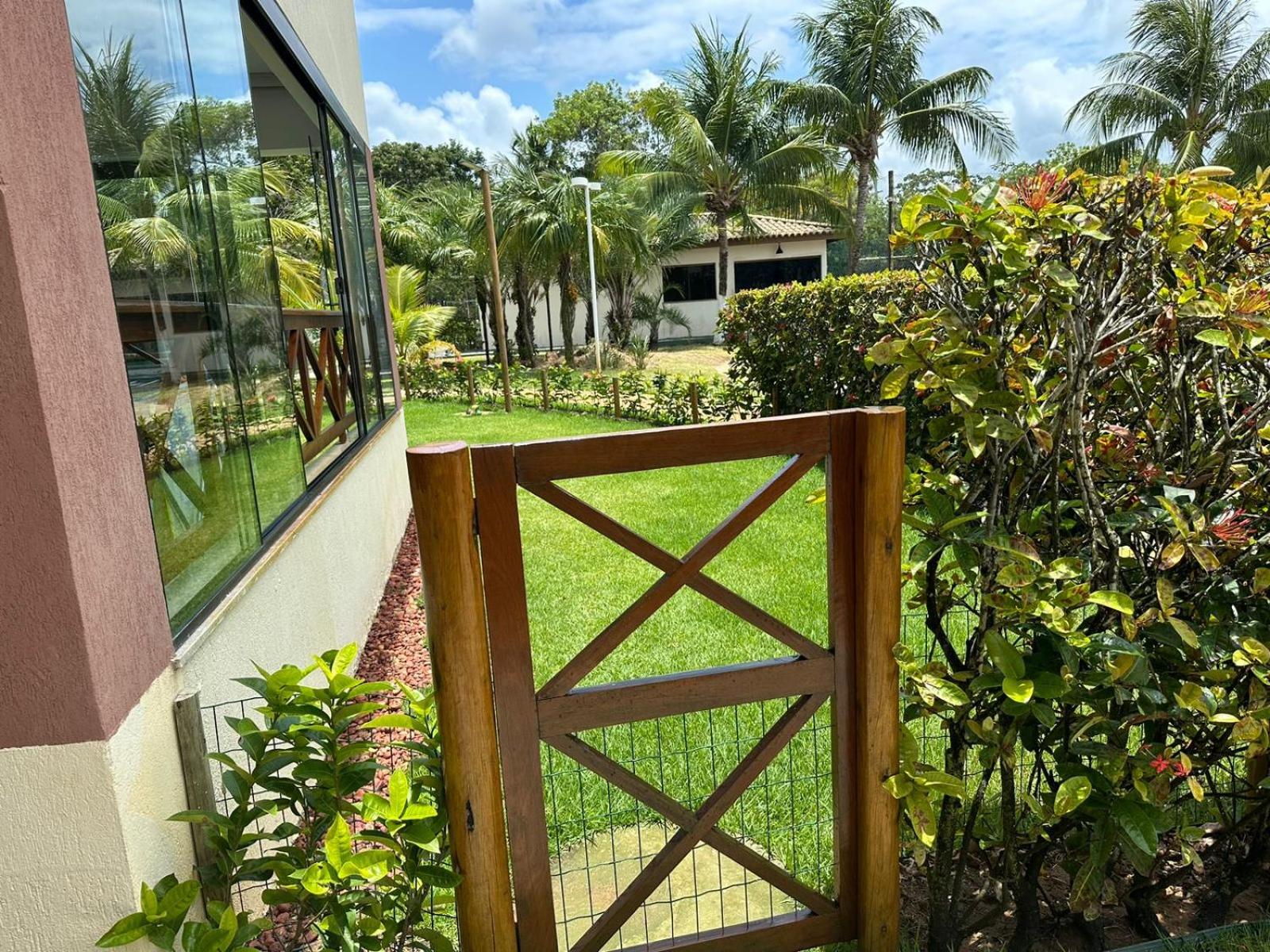 Cond Genipabu Club House a 900mts Praia Guarajuba com Jardim, 3 Quartos, Vagas de Garagem e Cozinha totalmente Equipada