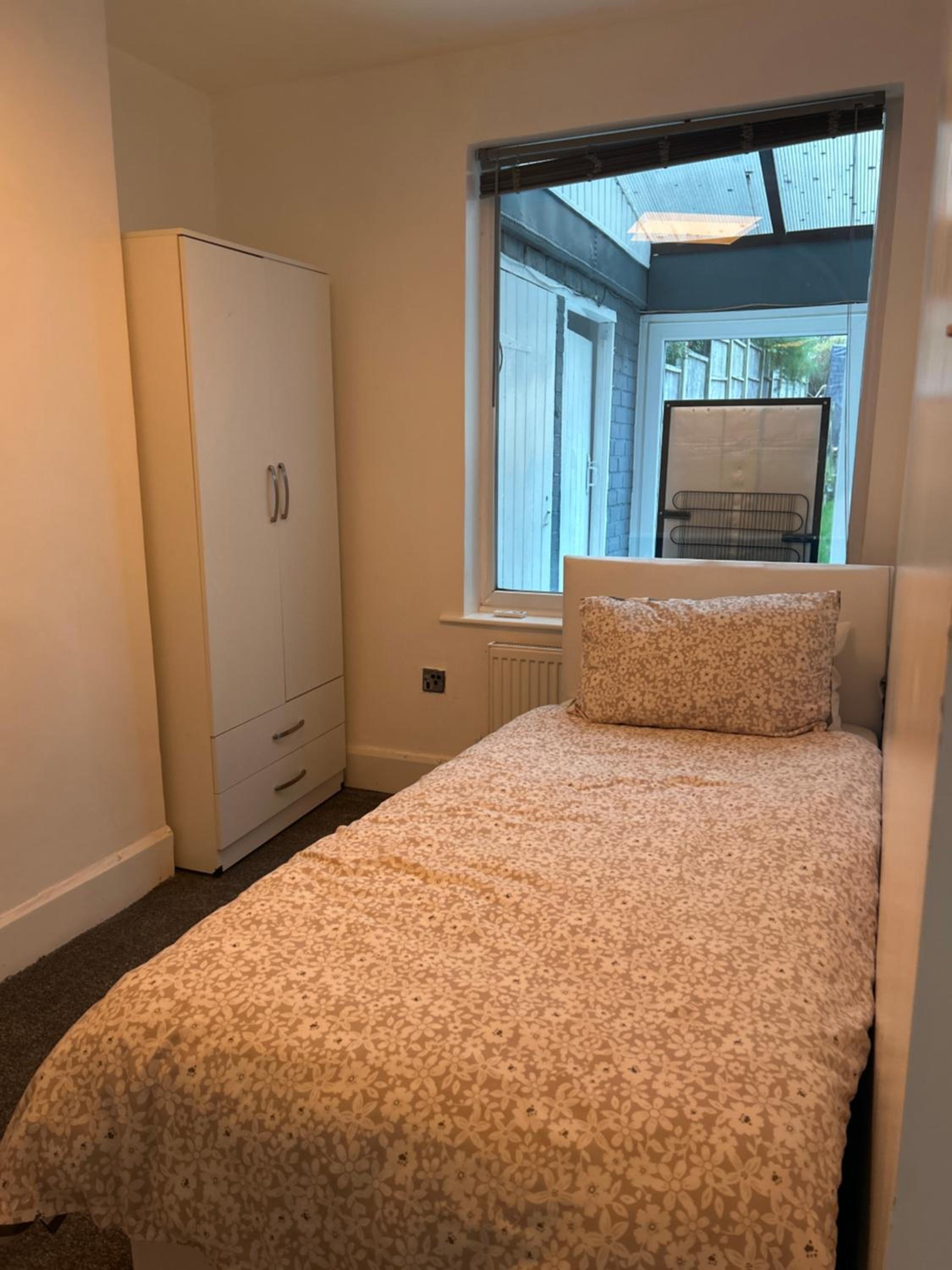 Charming 4-Bed Oasis with Garden in Prime Coventry Location view 5