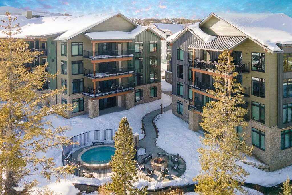 Downtown Luxury Condo with Hot Tub and 5 Min to Ski view 4