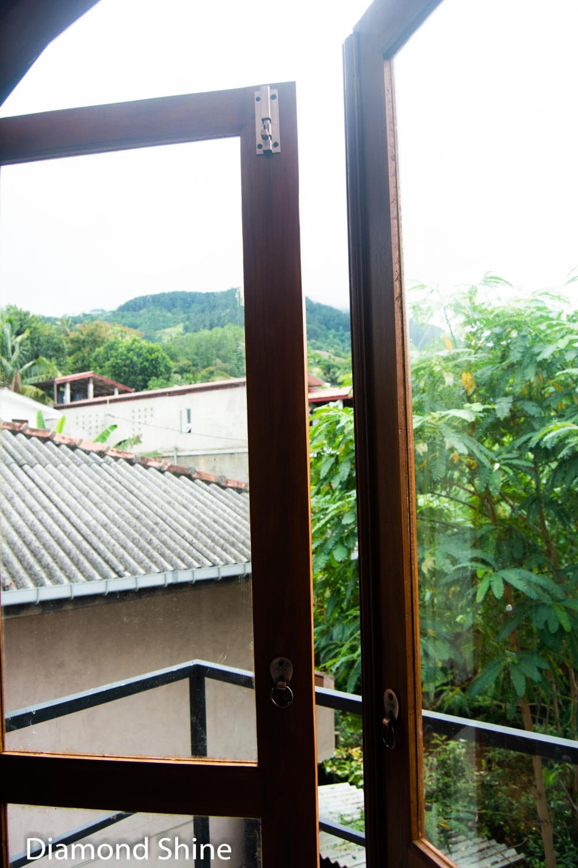 Diamond shine hostal and bunk beds view 5