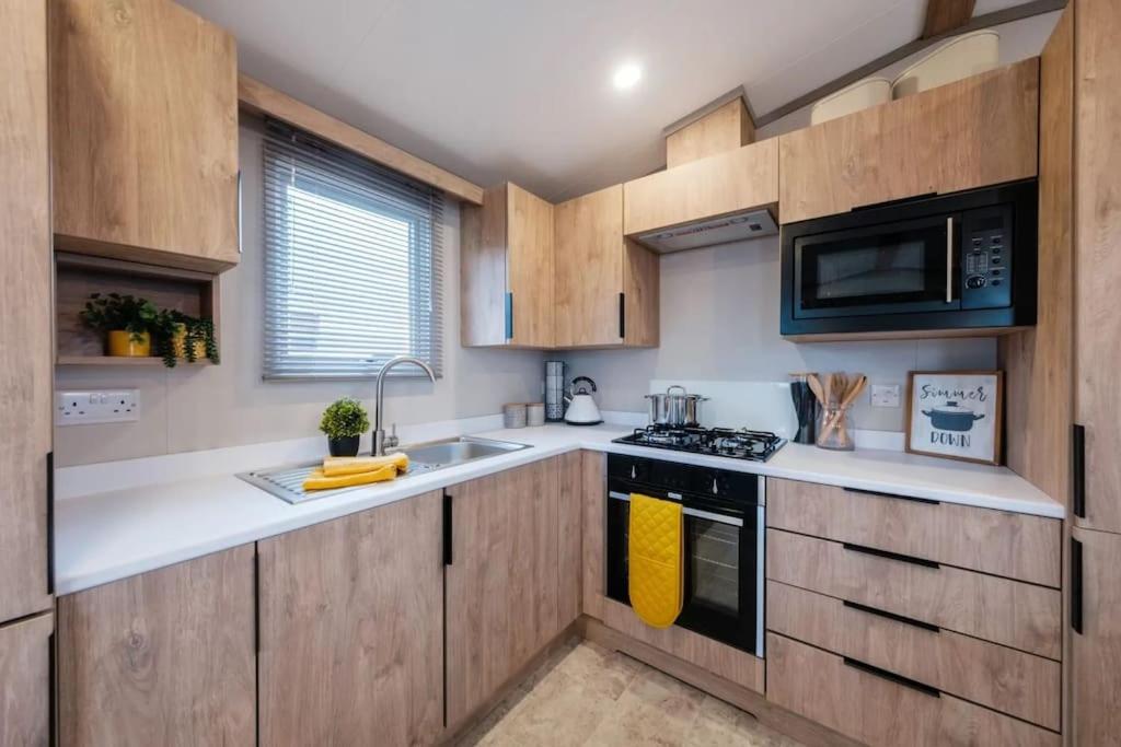 Hot Tub Lodge - Fishing Lakes - Free Parking view 2