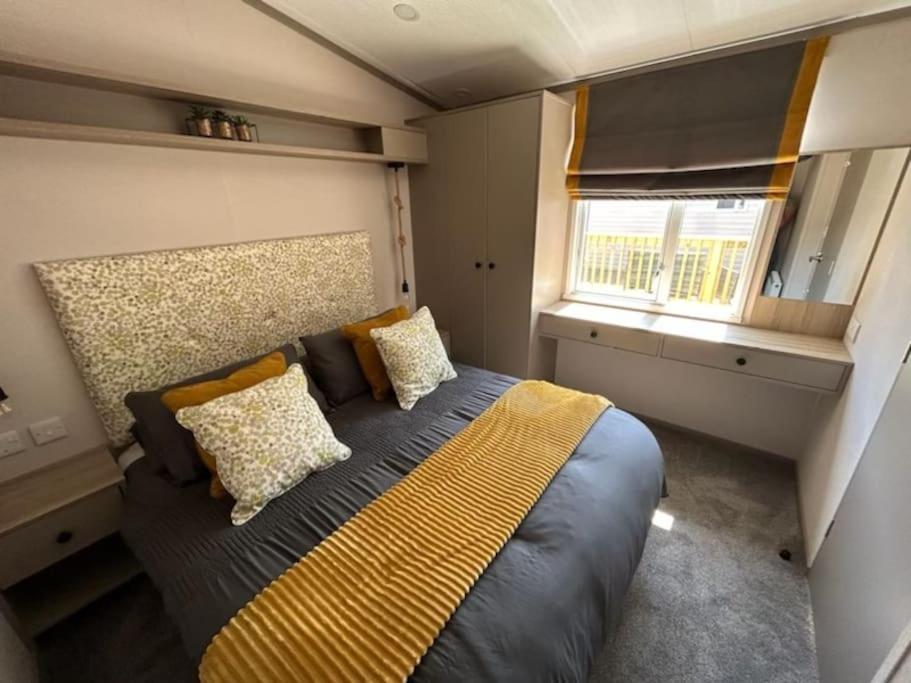 Hot Tub Lodge - Fishing Lakes - Free Parking view 3