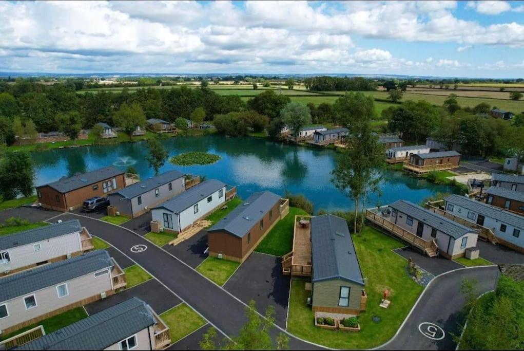 Hot Tub Lodge - Fishing Lakes - Free Parking view 5