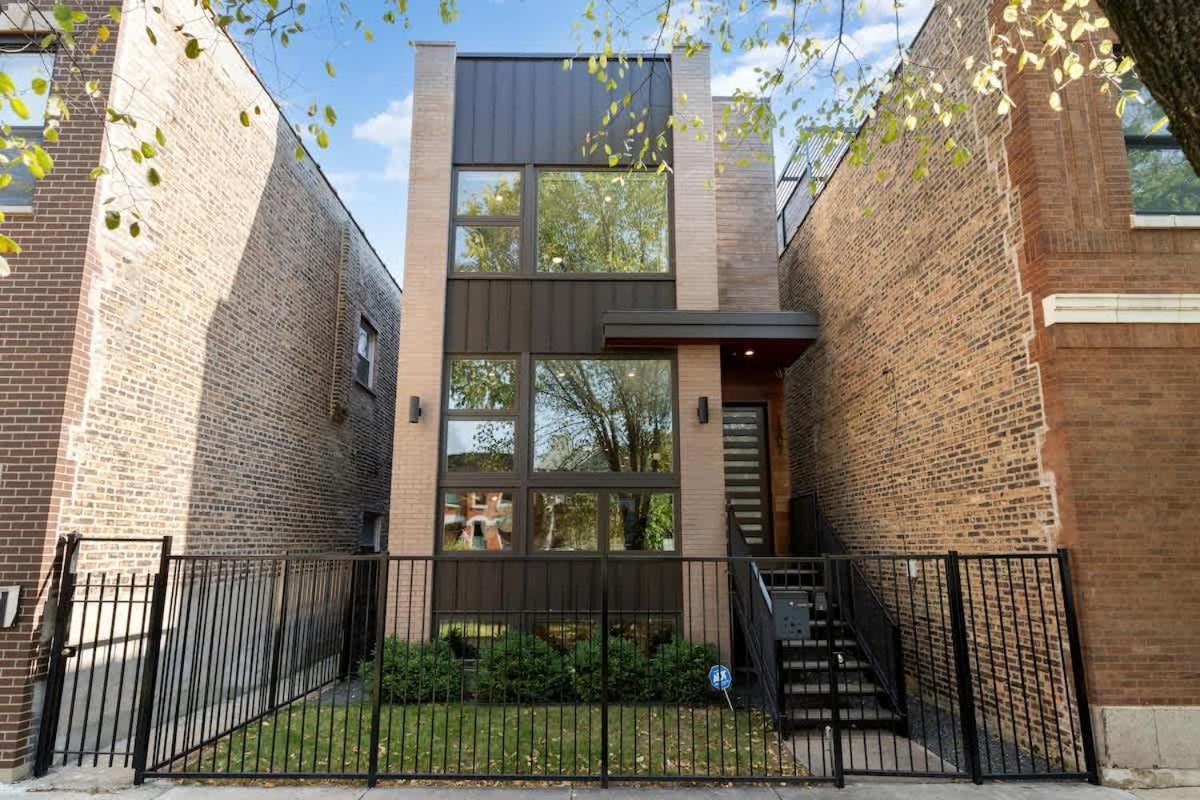 Stunning 5BR Home in Heart of Chicago with 2 Rooftops view 2