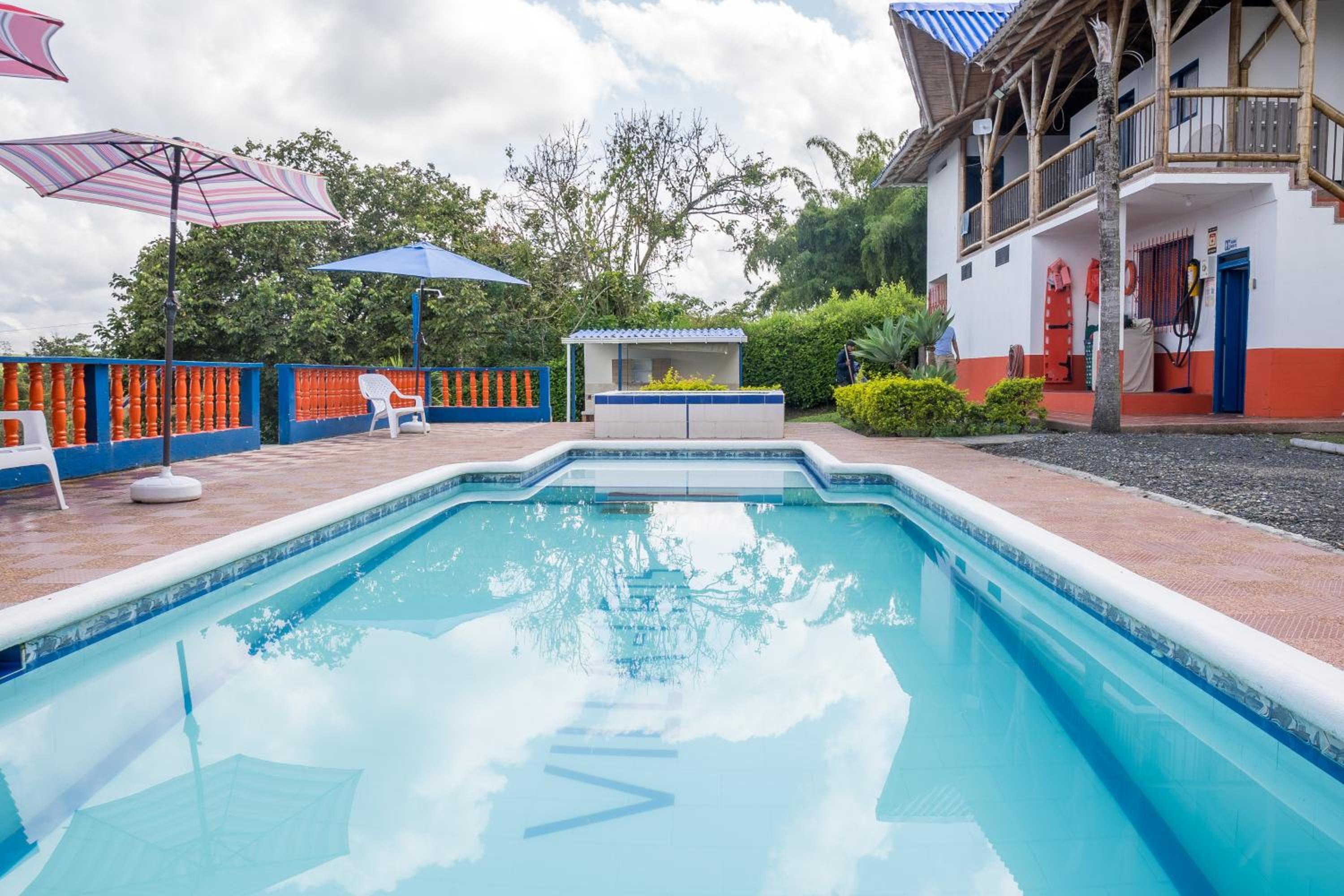 Finca con piscina cerca del Parque del Cafe