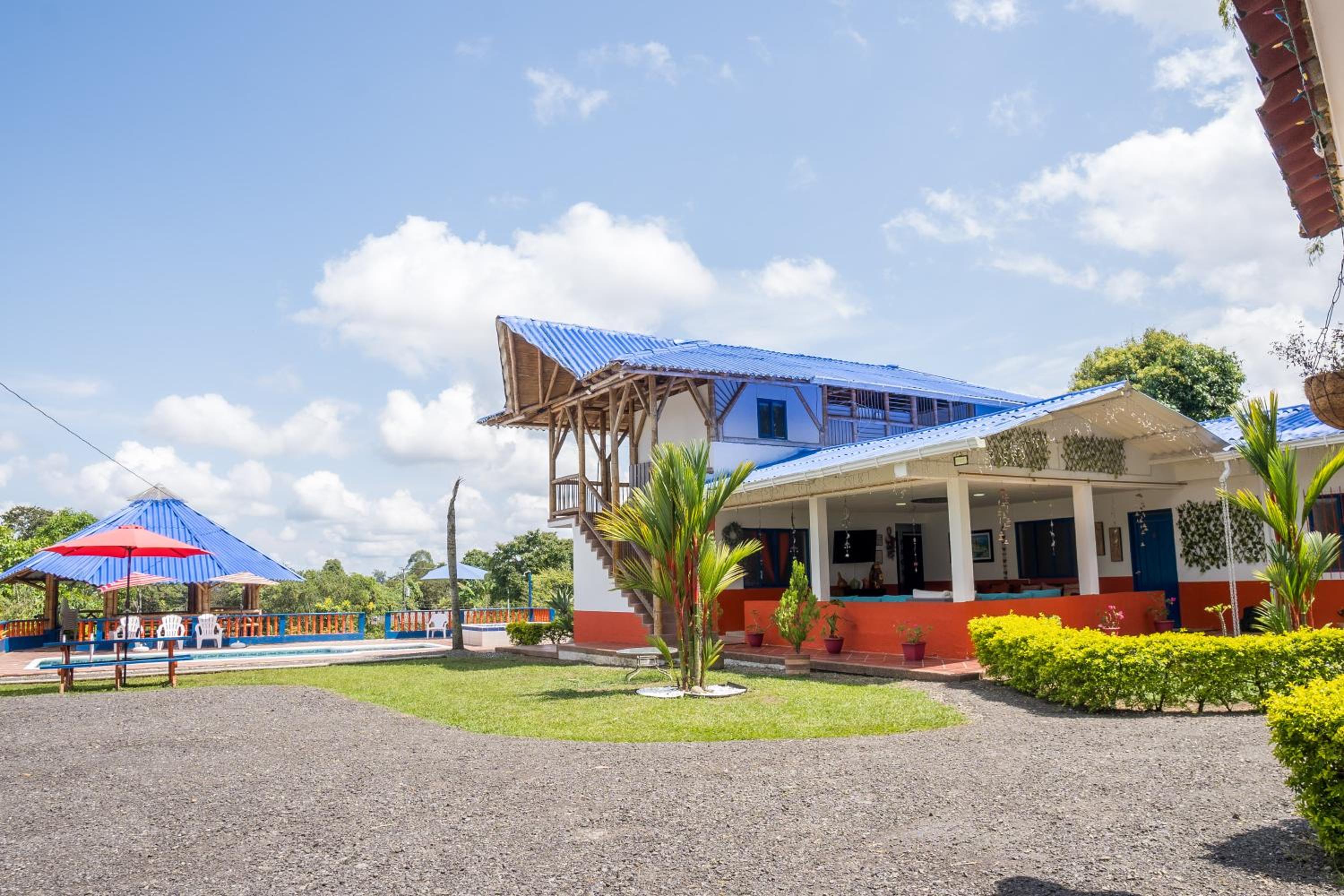 Finca con piscina cerca del Parque del Cafe