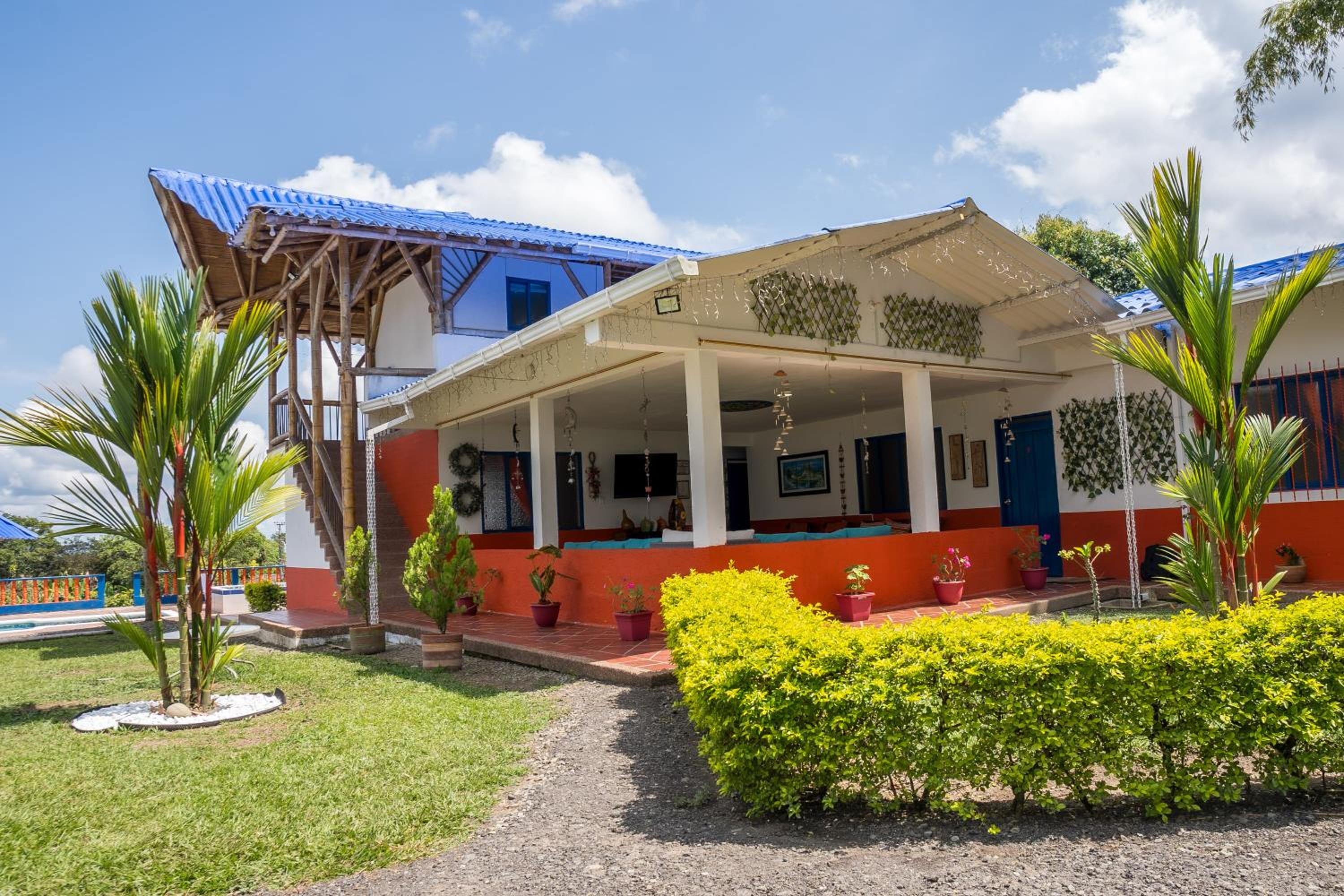 Finca con piscina cerca del Parque del Cafe