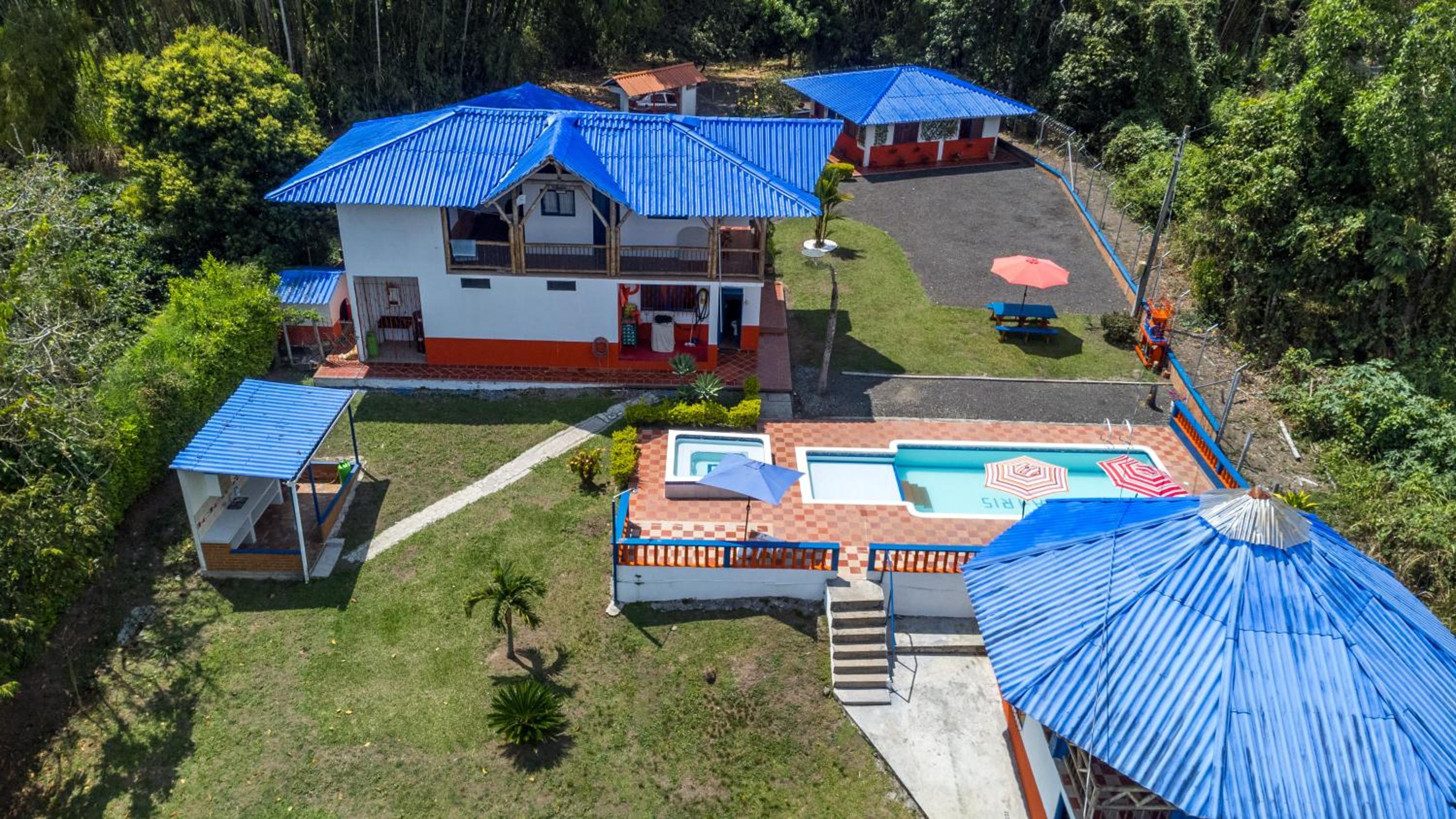 Finca con piscina cerca del Parque del Cafe