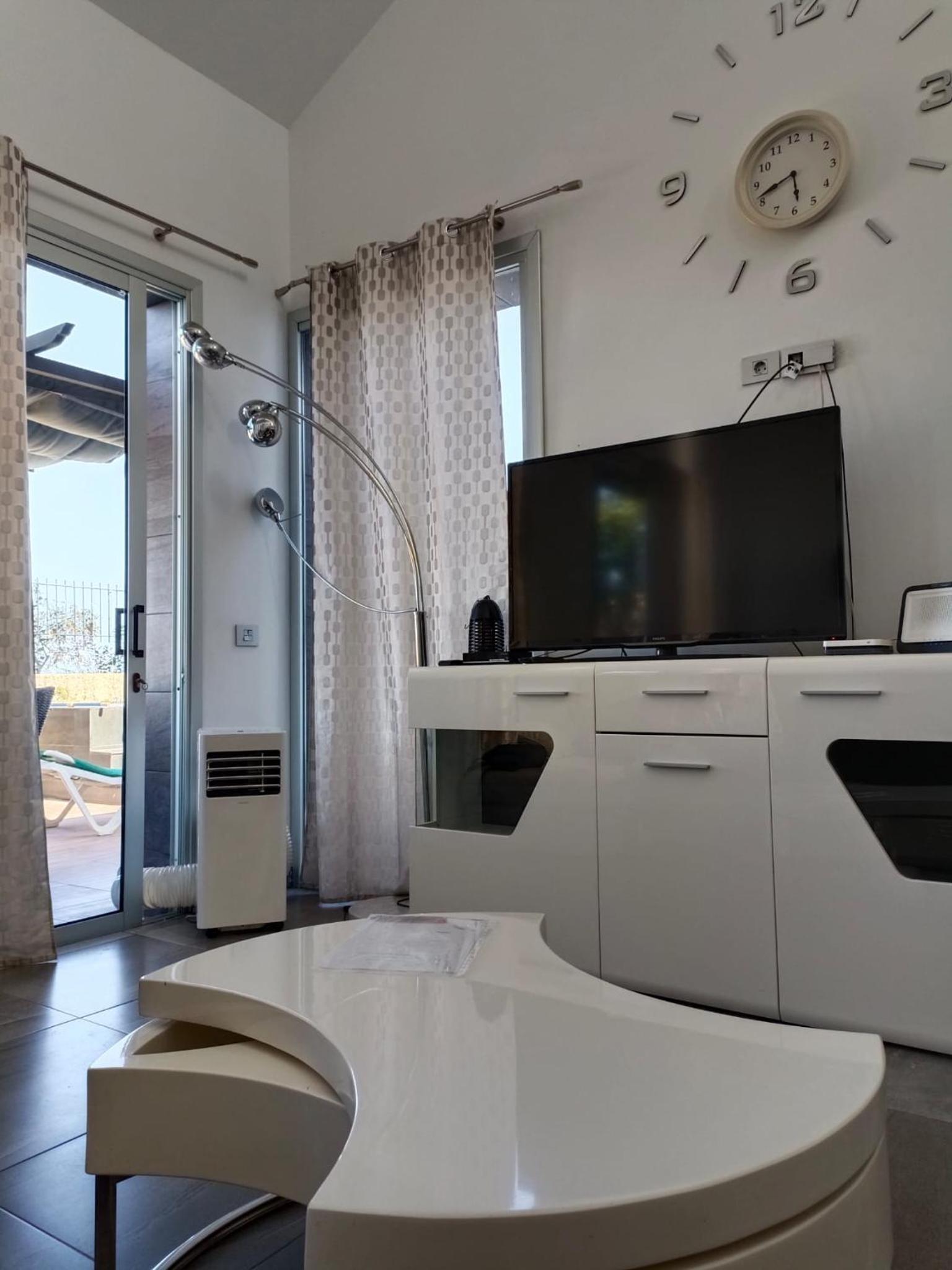 LUXURY VILLA SEA VIEWS HEATED POOL private jacuzzi wifi bbq parking tennis court