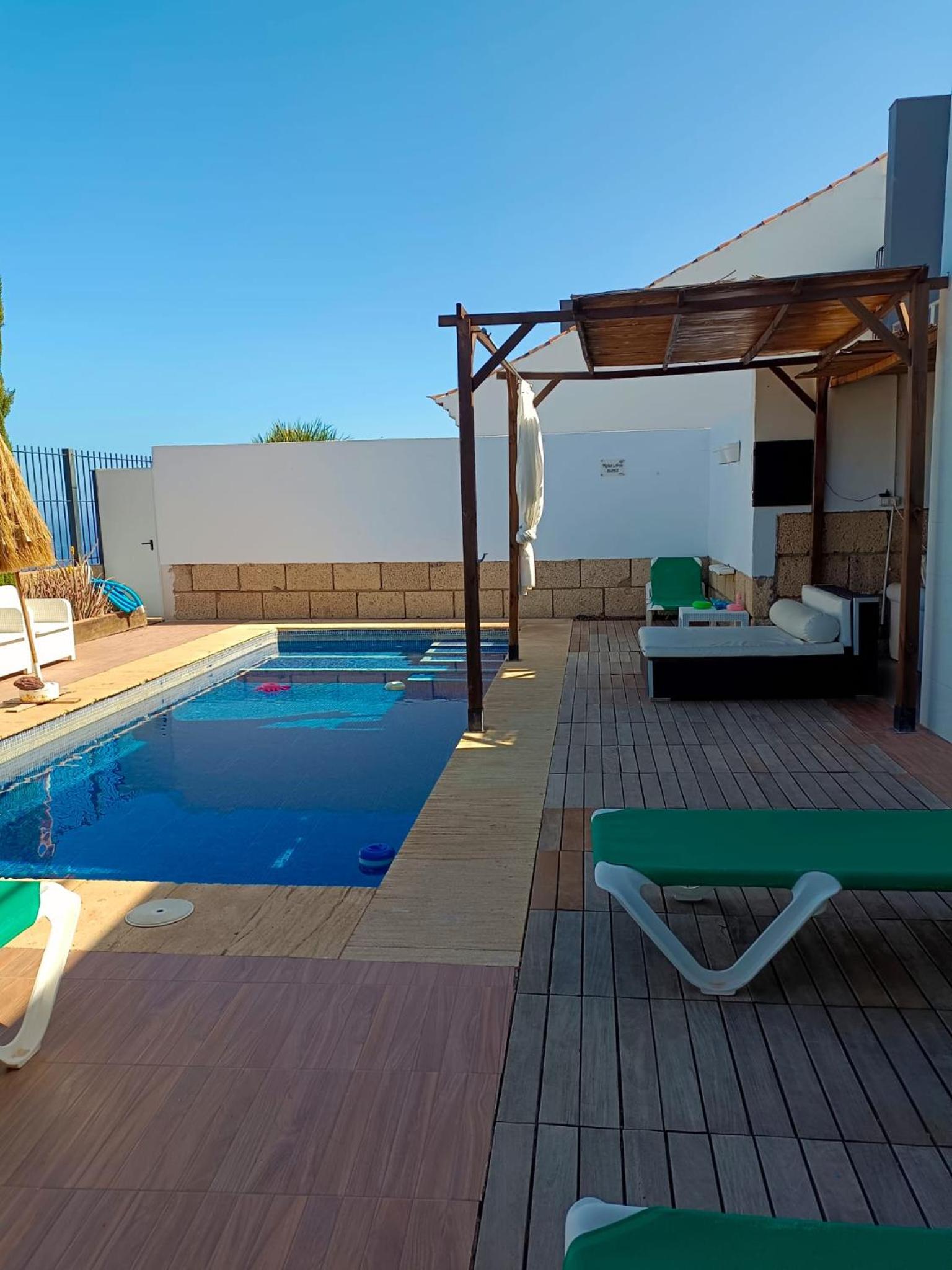 LUXURY VILLA SEA VIEWS HEATED POOL private jacuzzi wifi bbq parking tennis court