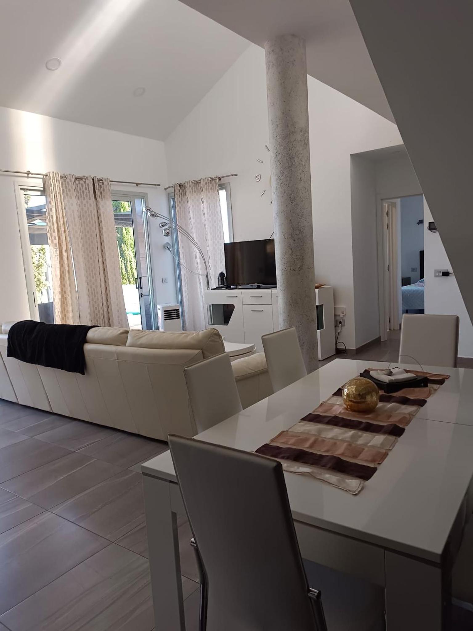 LUXURY VILLA SEA VIEWS HEATED POOL private jacuzzi wifi bbq parking tennis court