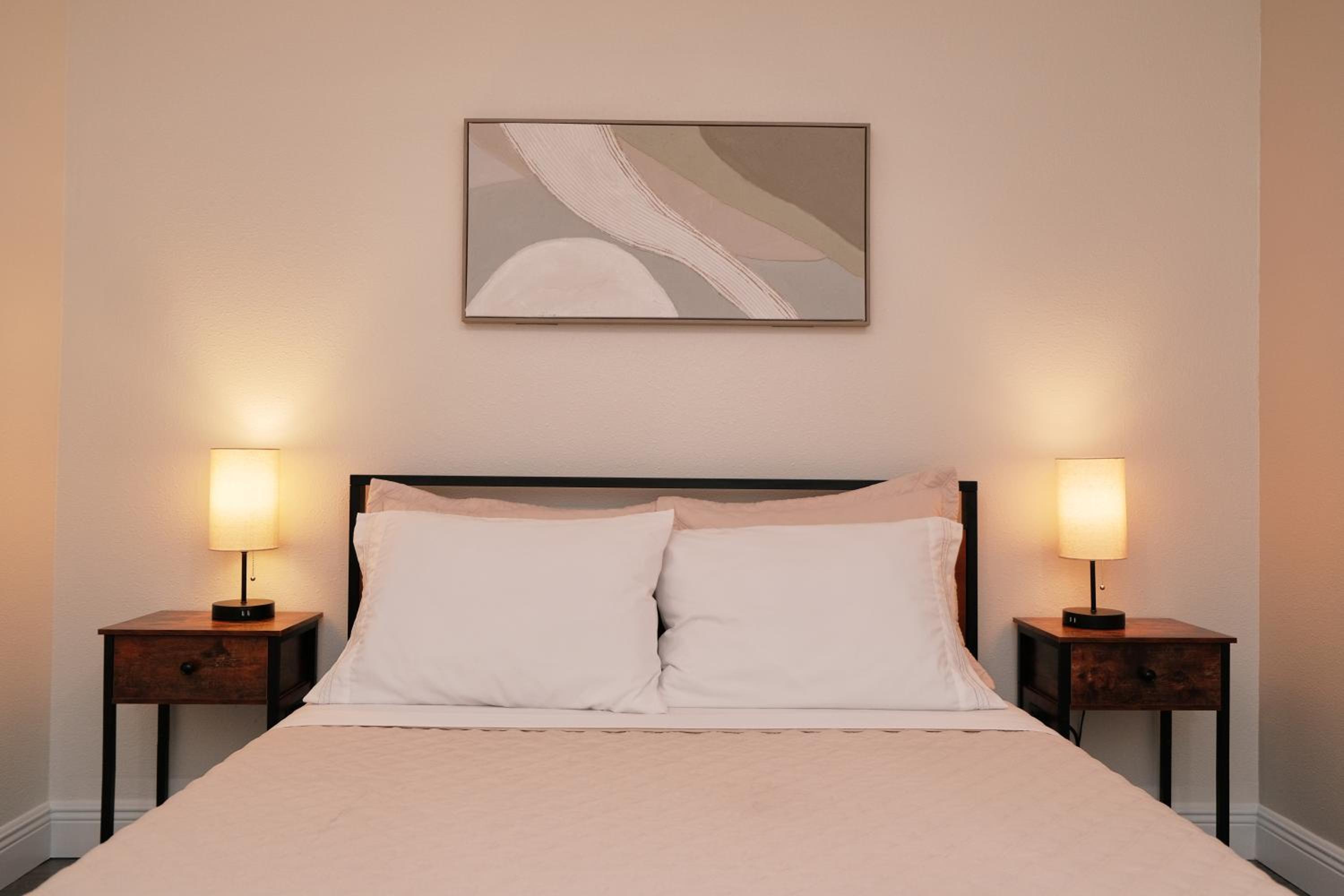 Sleeps 8-Pool-5 min to Universal! Spacious