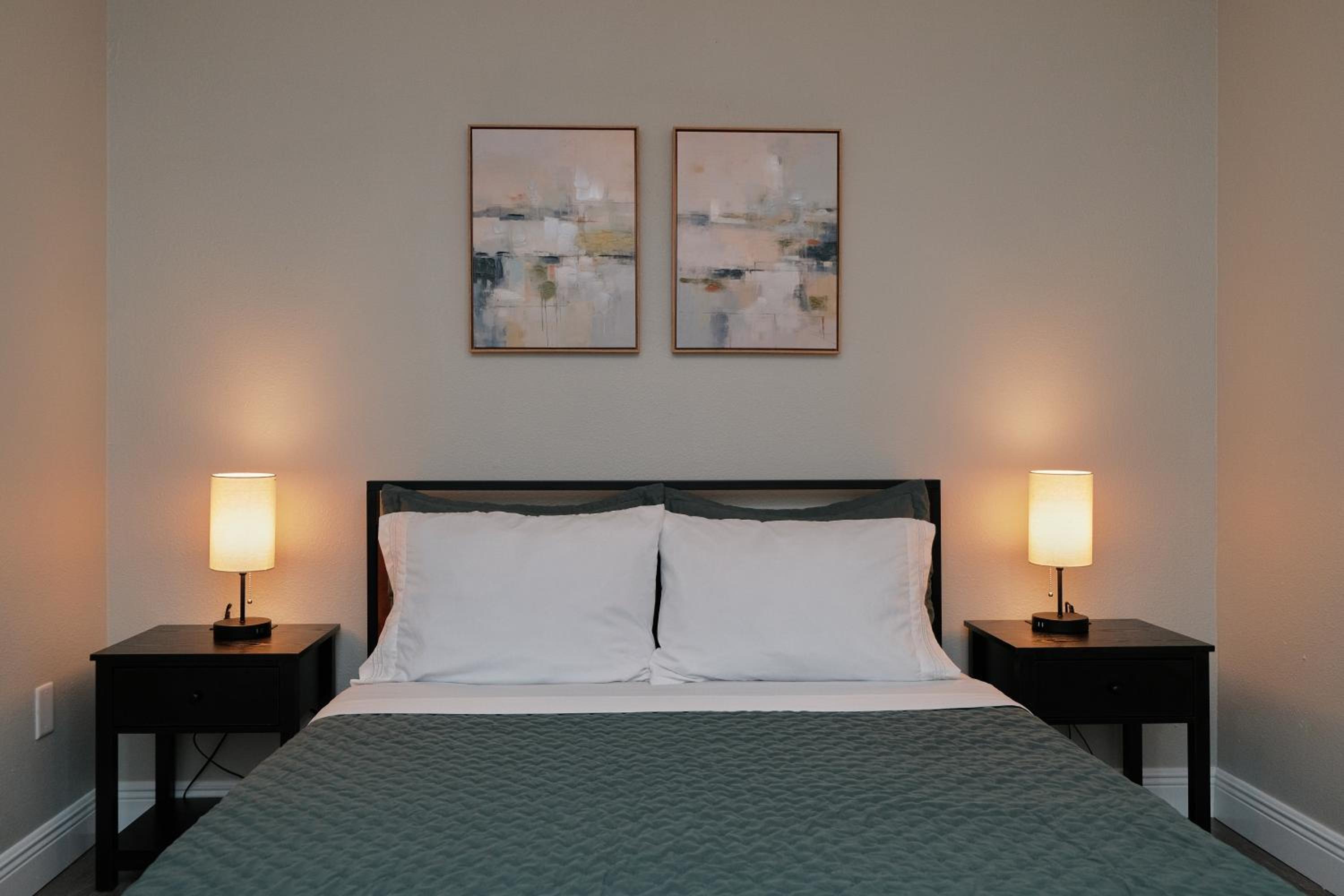 Sleeps 8-Pool-5 min to Universal! Spacious