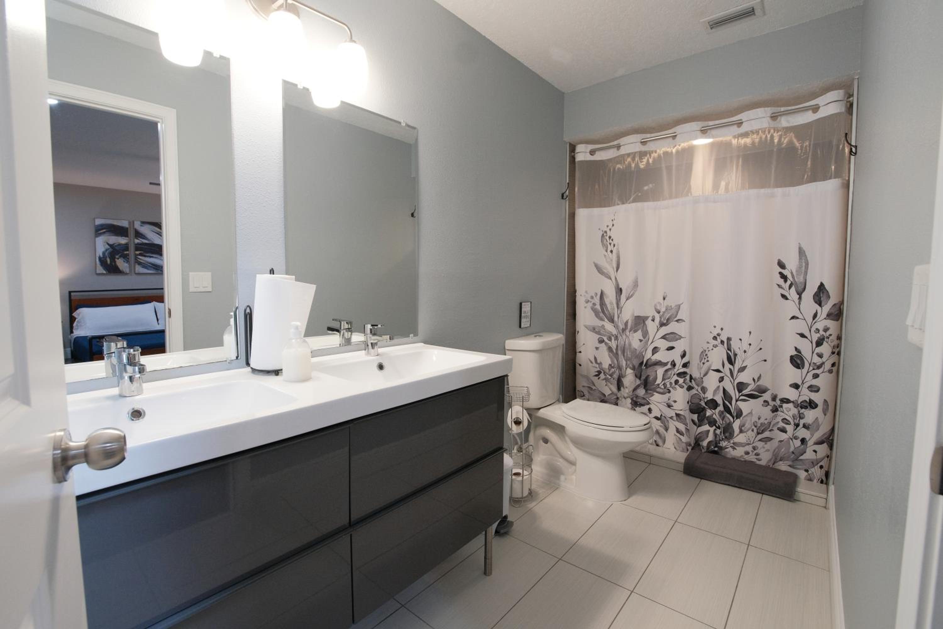Sleeps 8-Pool-5 min to Universal! Spacious