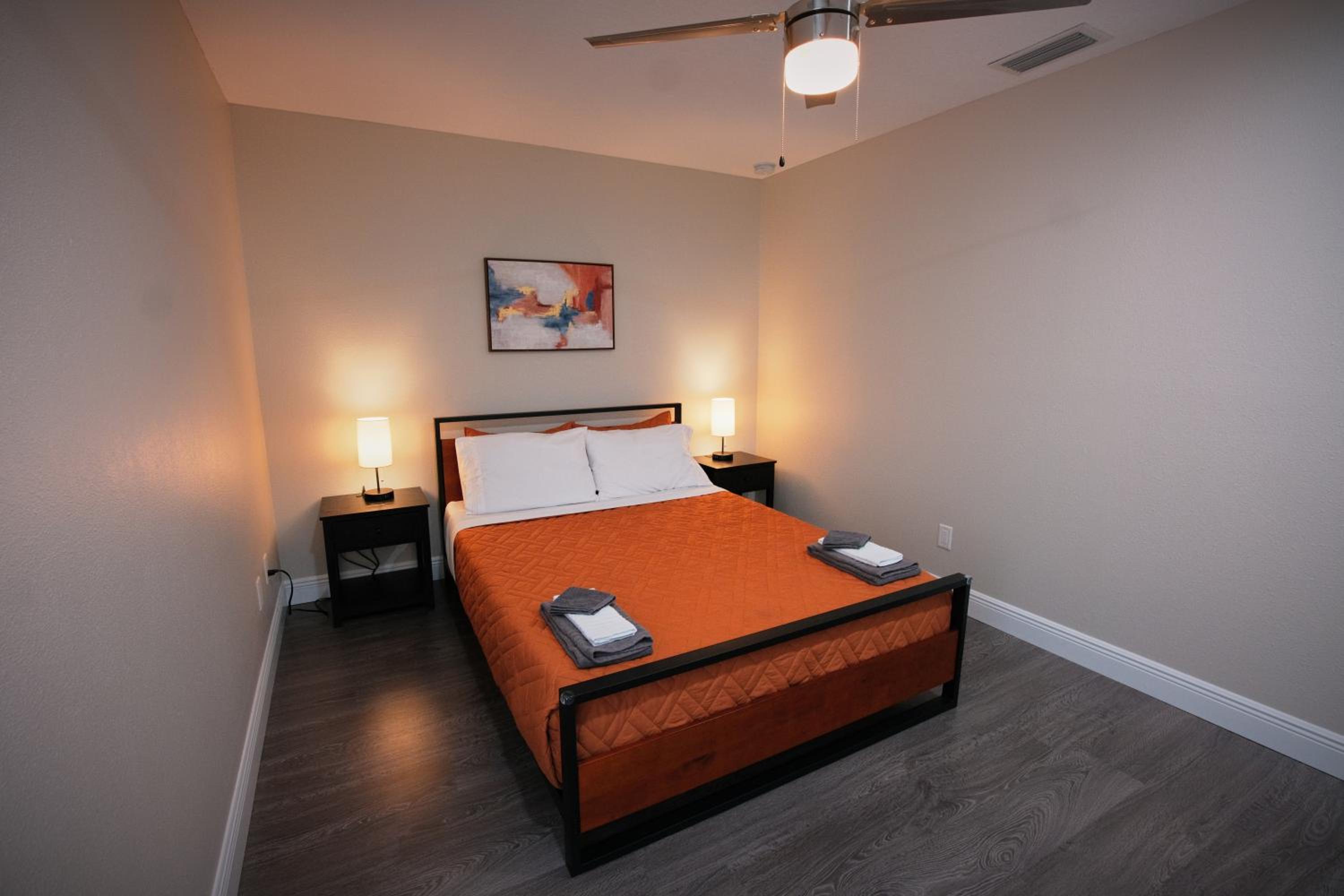 Sleeps 8-Pool-5 min to Universal! Spacious